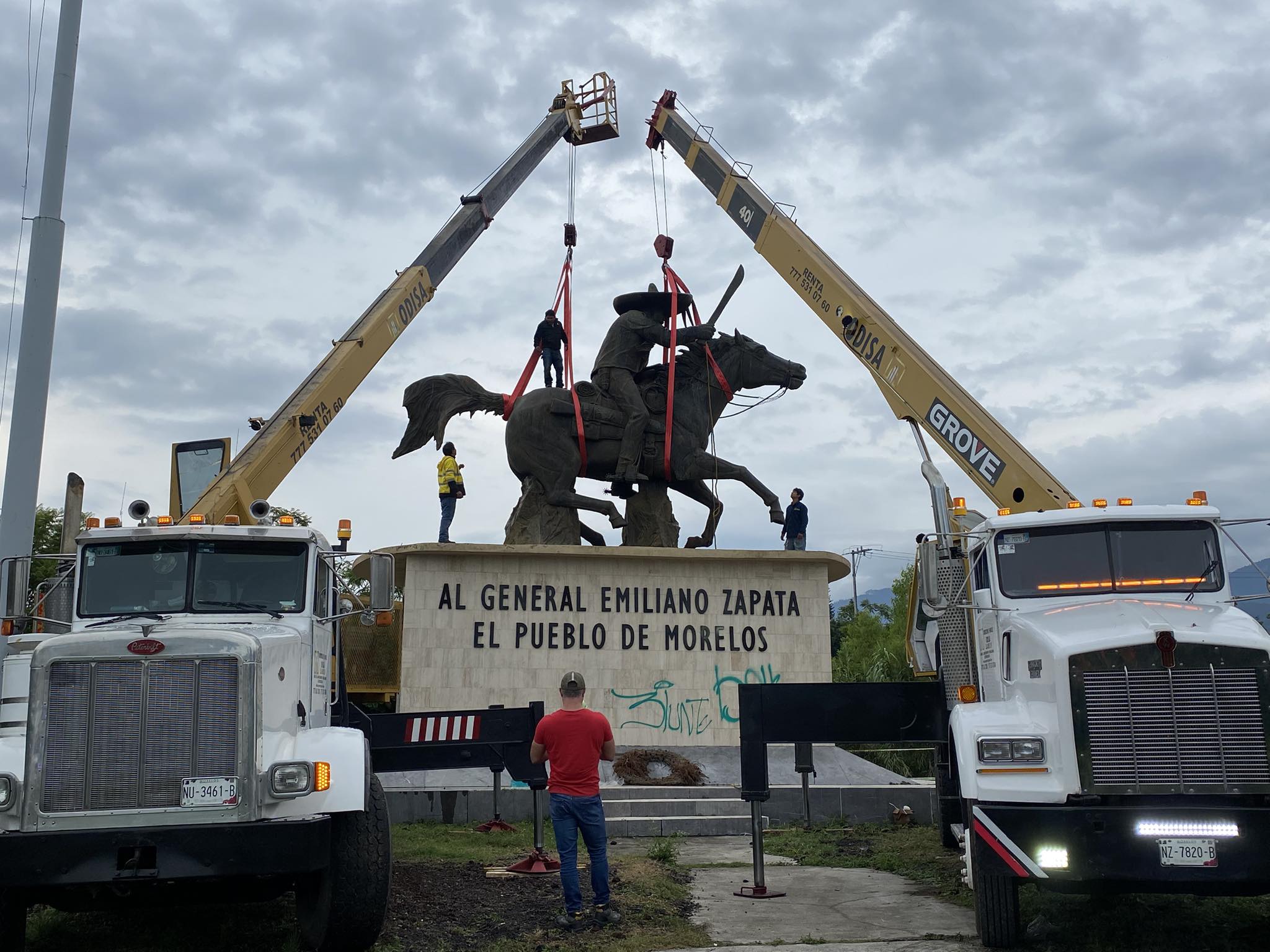 Puede ser una imagen de ‎3 personas y ‎texto que dice "‎40 AΣοR GROVE GROVE يلازخ AL ALGENERALEMILIANOZAPATA AL GENERAL EMILIANO ZAPATA EL PUEBLO LPUEBLODEMORELOS DE MORELOS 1III SU-3161-E 대만 ..号. HZ 7820-D‎"‎‎
