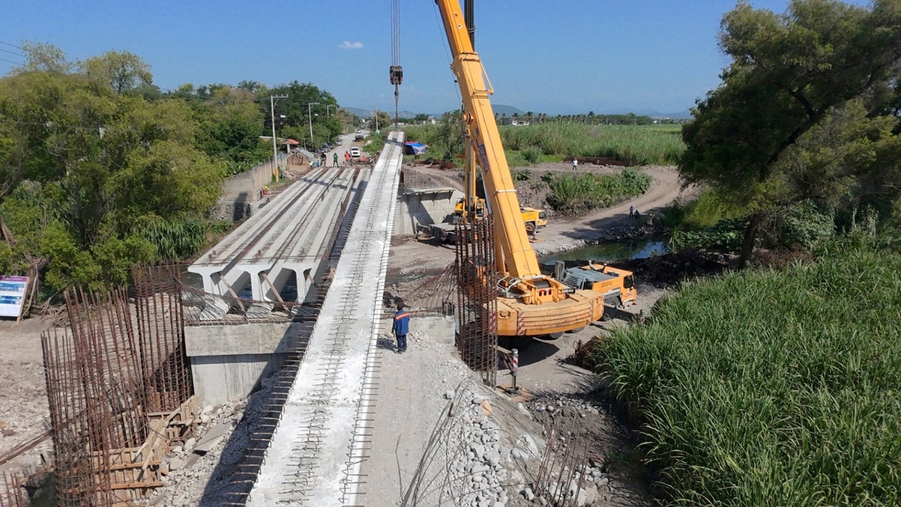 Tren de carga pasando por un camino de tierra El contenido generado por IA puede ser incorrecto.