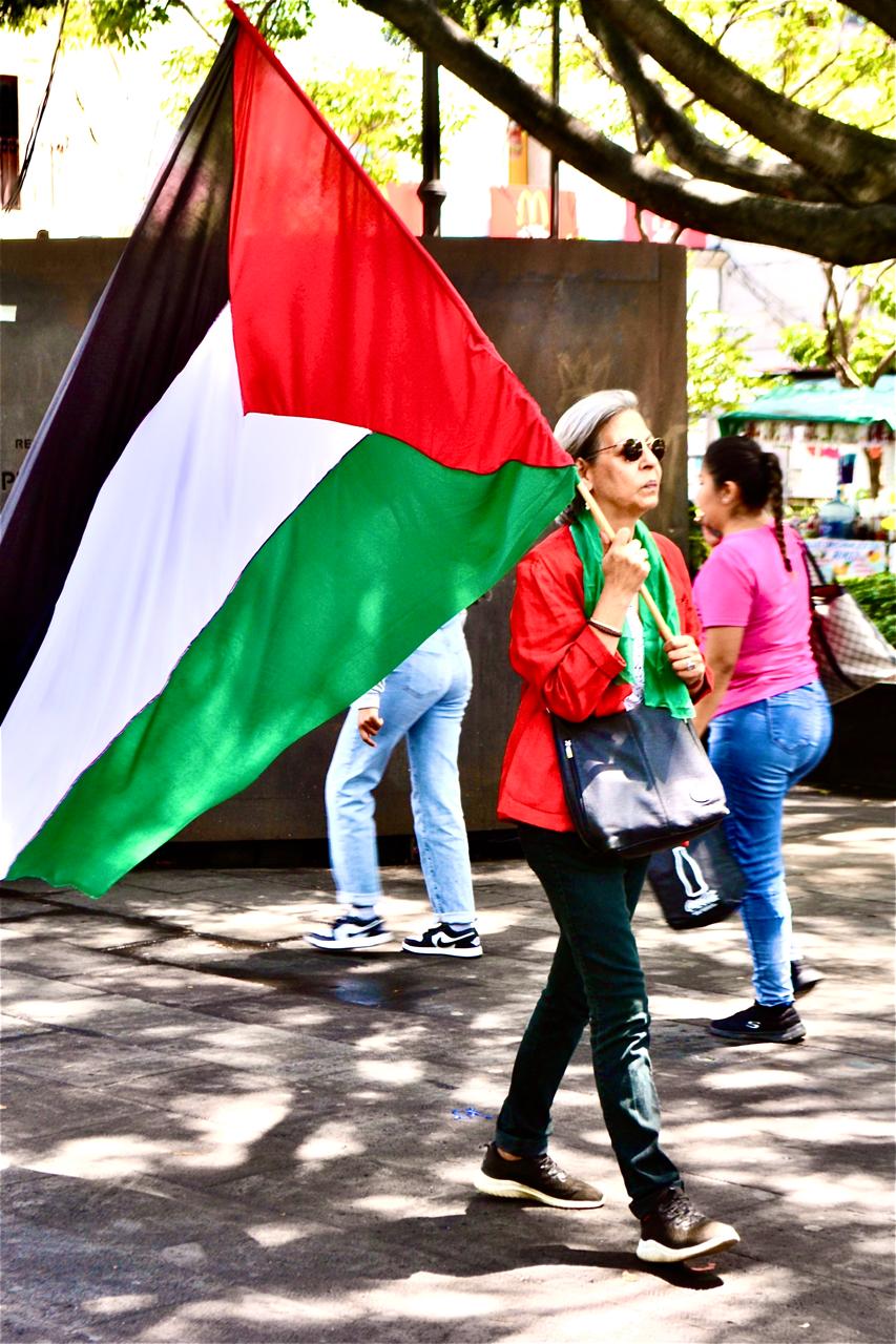 Un grupo de personas caminando con paraguas de colores El contenido generado por IA puede ser incorrecto.