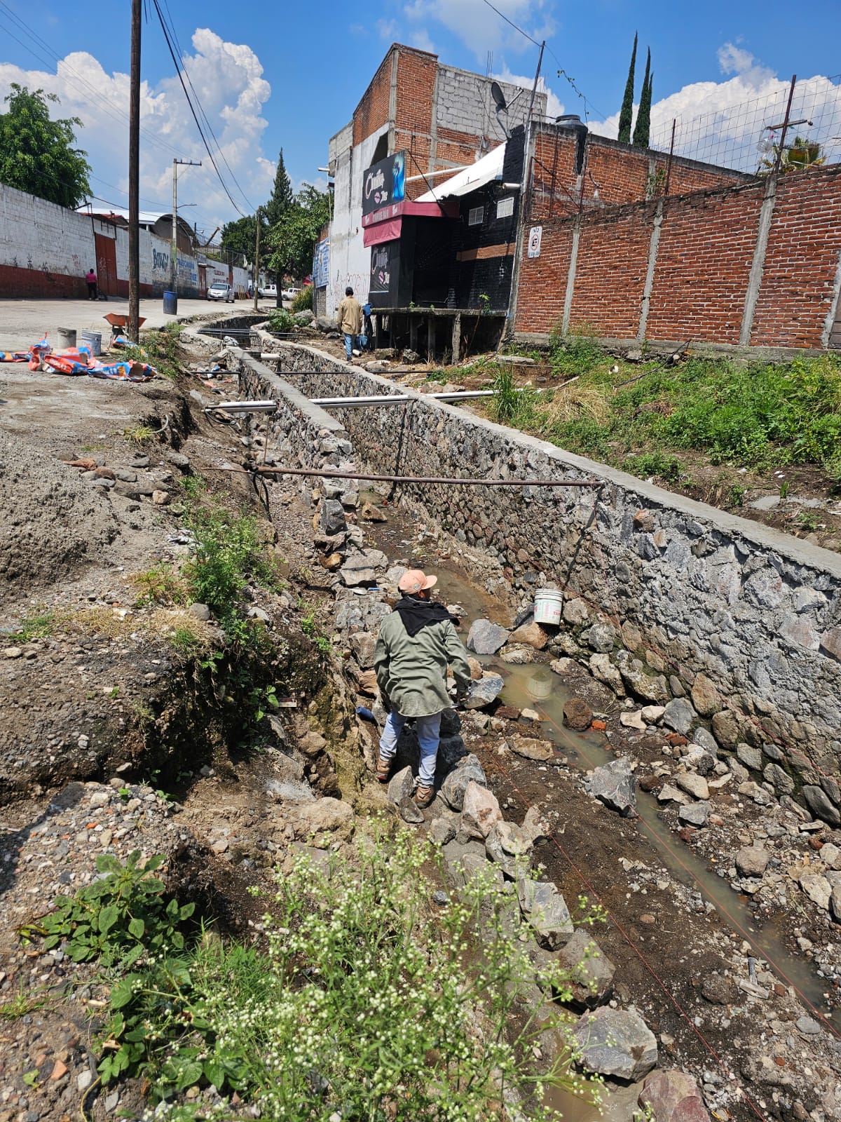 Un grupo de personas caminando junto a una roca El contenido generado por IA puede ser incorrecto.