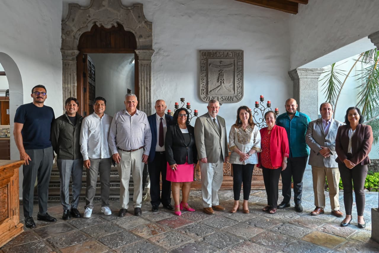 Un grupo de personas de pie El contenido generado por IA puede ser incorrecto.