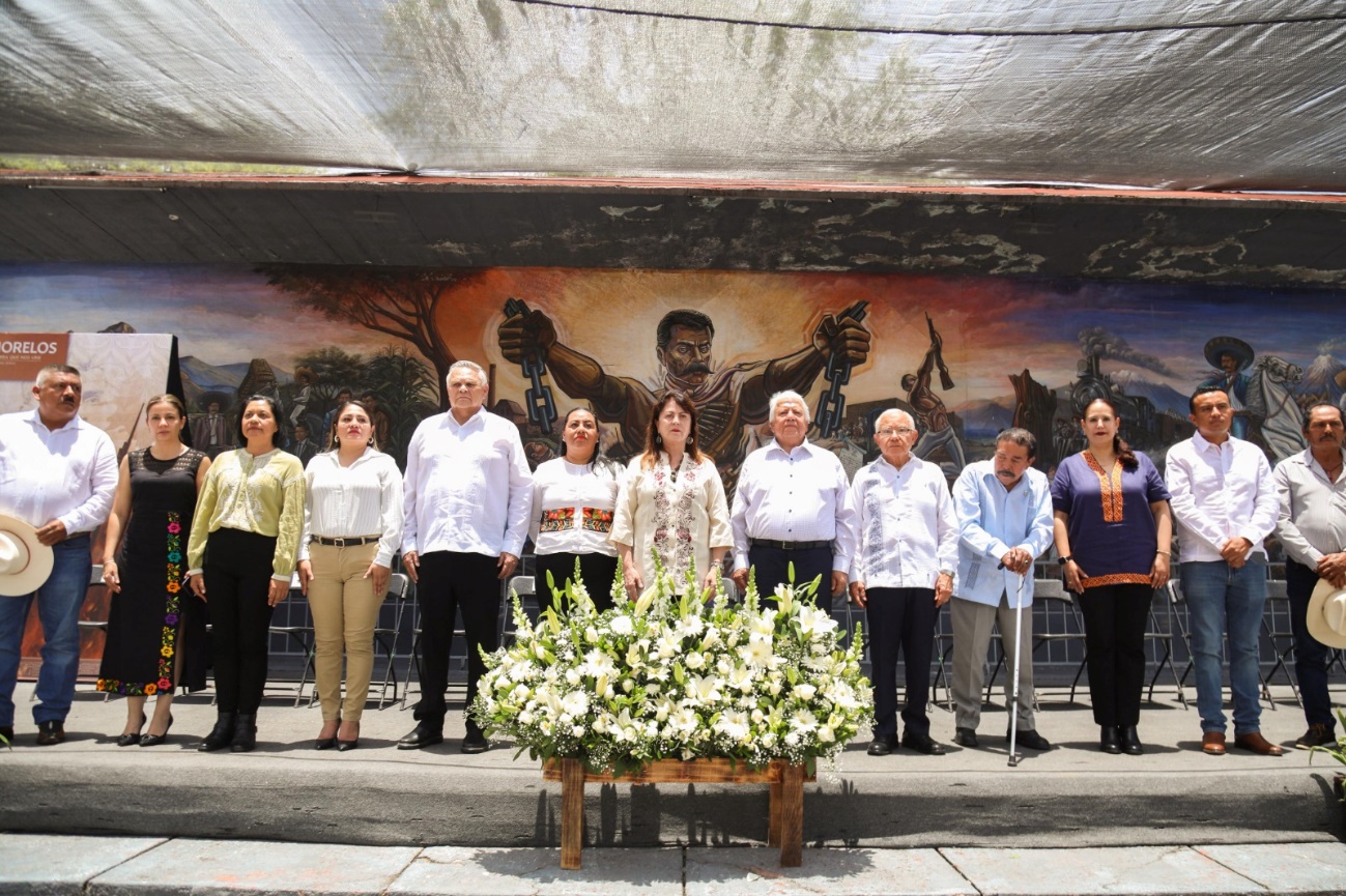 Un grupo de personas de pie El contenido generado por IA puede ser incorrecto.