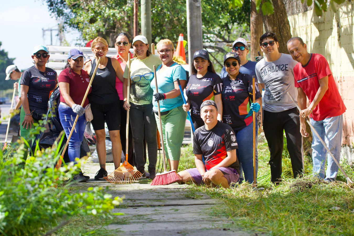 Un grupo de personas de pie sobre pasto El contenido generado por IA puede ser incorrecto.