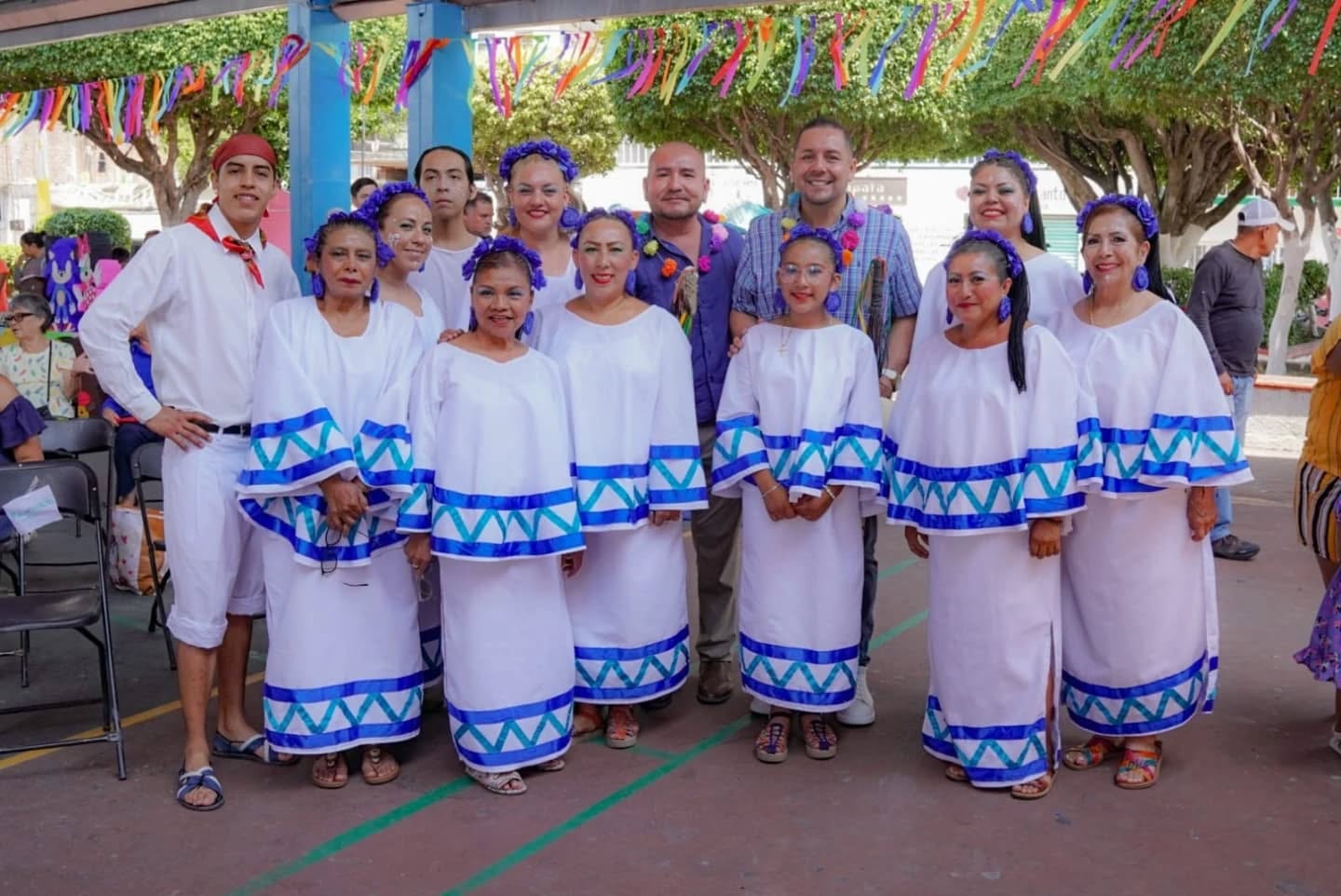 Un grupo de personas disfrazadas posando El contenido generado por IA puede ser incorrecto.