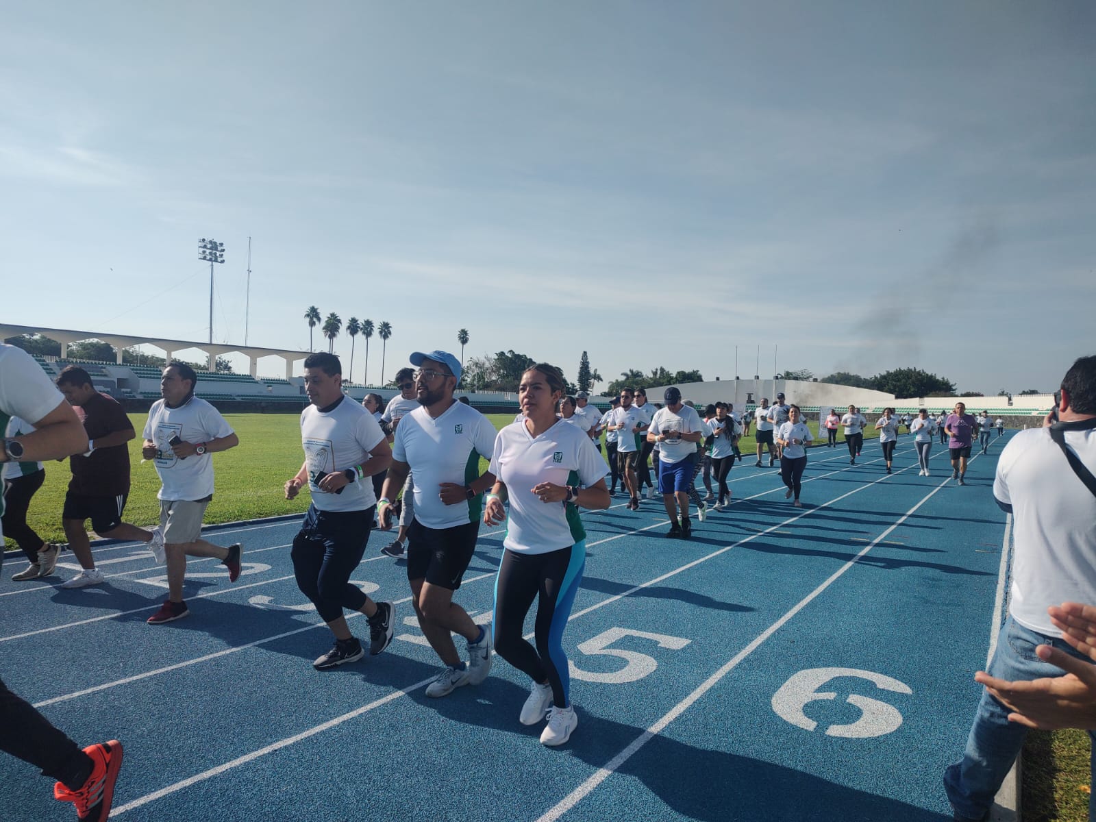 Un grupo de personas en una cancha El contenido generado por IA puede ser incorrecto.