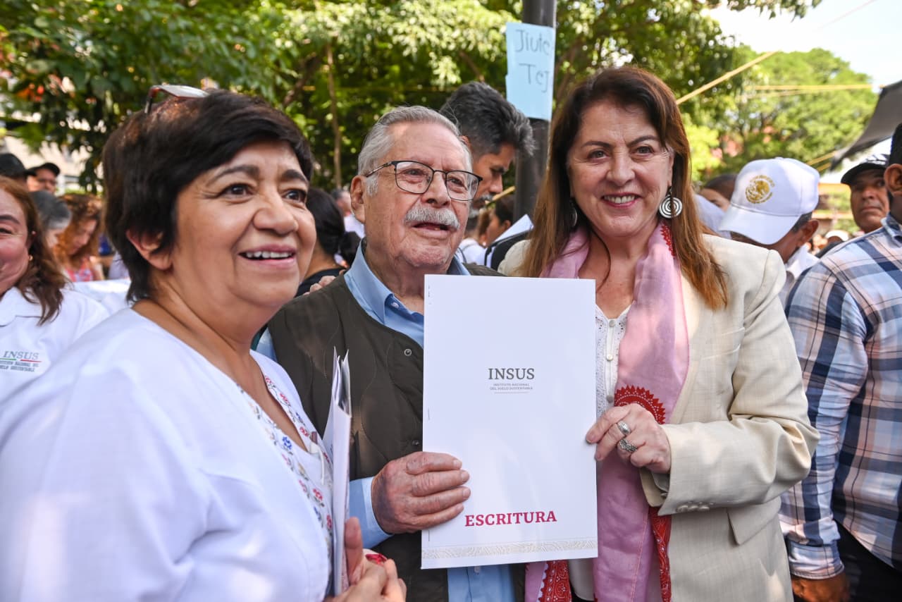 Un grupo de personas posando para la cámara con un texto en blanco El contenido generado por IA puede ser incorrecto.