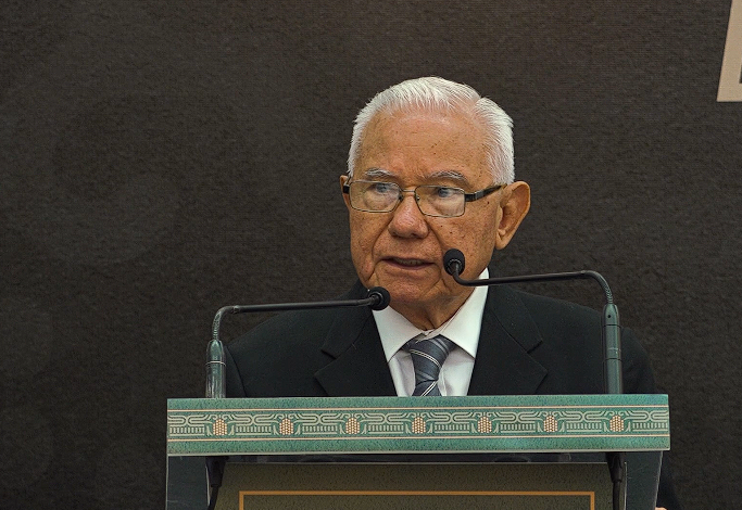 Un hombre con traje formal en una caja El contenido generado por IA puede ser incorrecto.