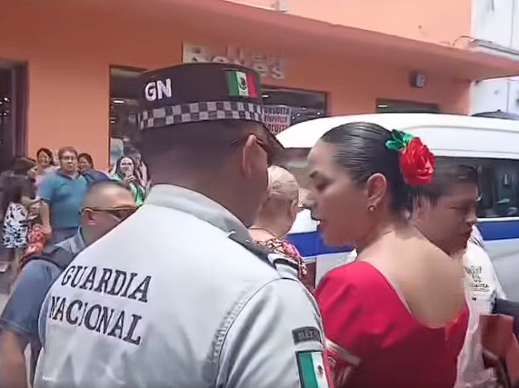 Un par de personas de pie El contenido generado por IA puede ser incorrecto.