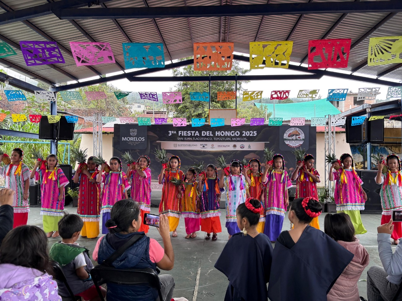 Una multitud de gente El contenido generado por IA puede ser incorrecto.