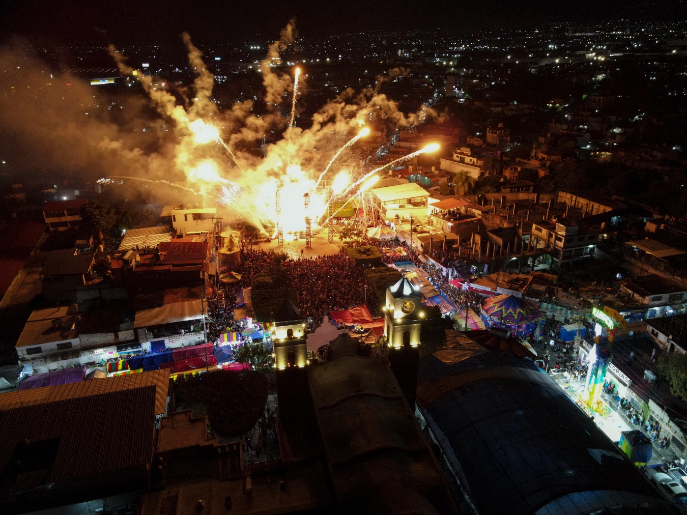 Una multitud de gente en la noche El contenido generado por IA puede ser incorrecto.
