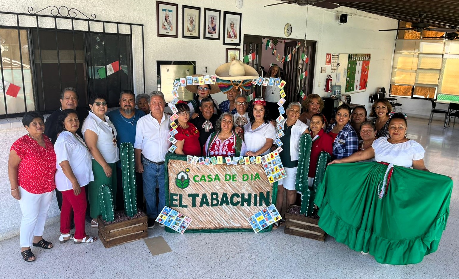 Grupo de personas en una tienda El contenido generado por IA puede ser incorrecto.