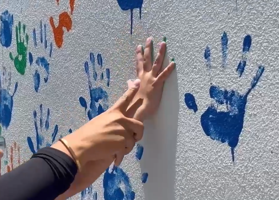 Imagen que contiene papalote, joven, mujer, mano El contenido generado por IA puede ser incorrecto.