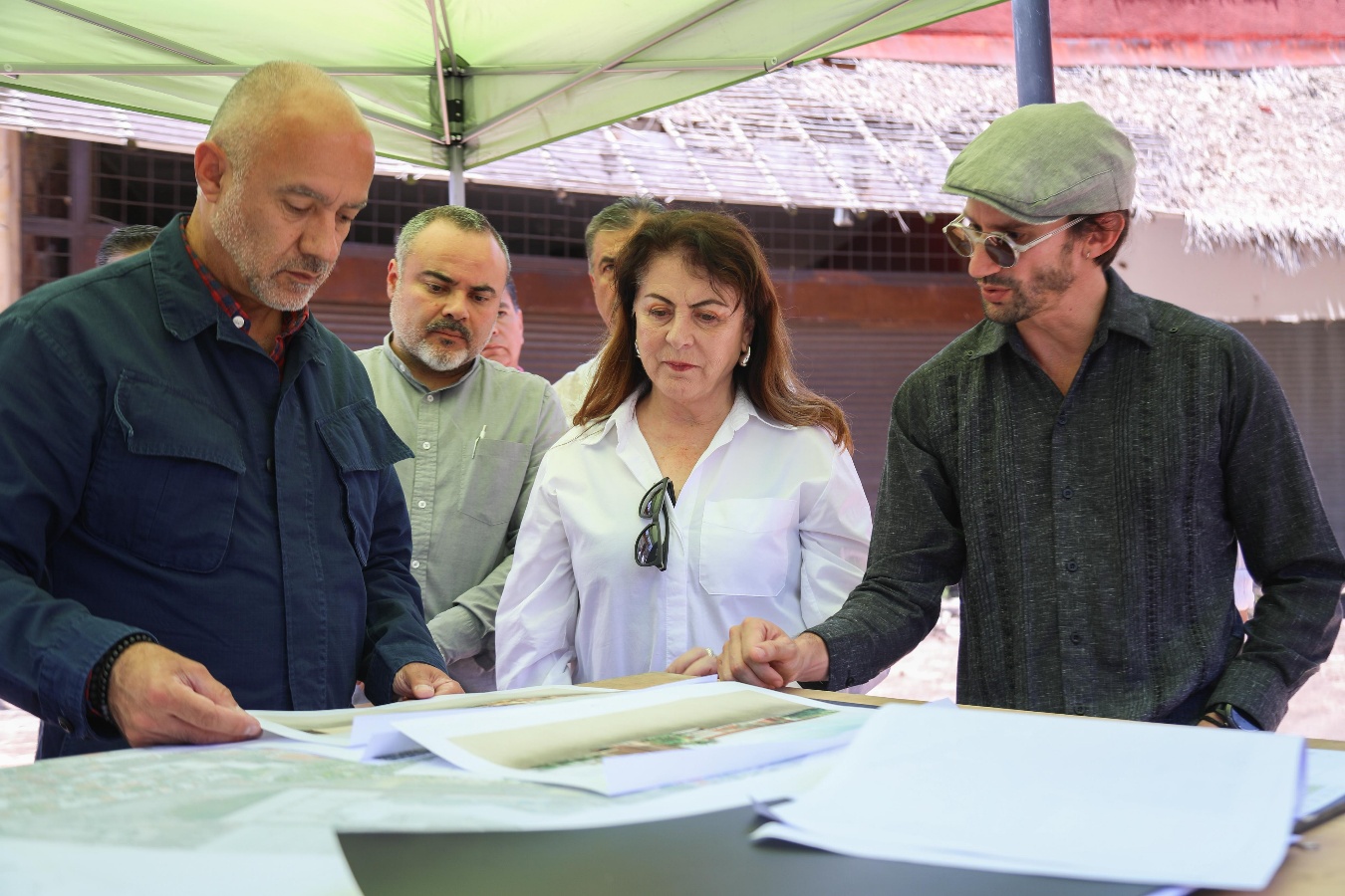 Personas sentadas en una mesa El contenido generado por IA puede ser incorrecto.
