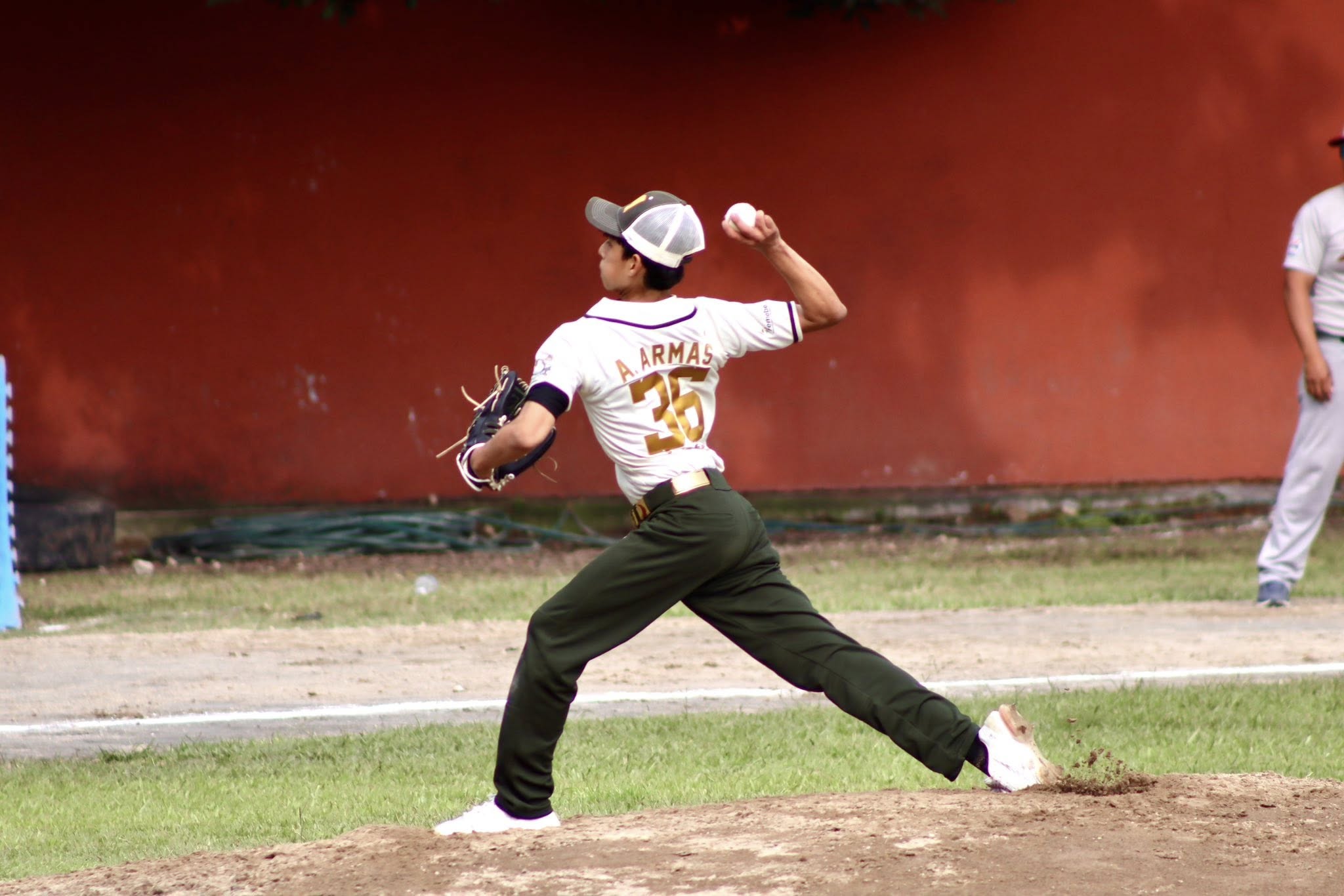 Puede ser una imagen de 2 personas y texto que dice "AARMAS ARMAS ARM"