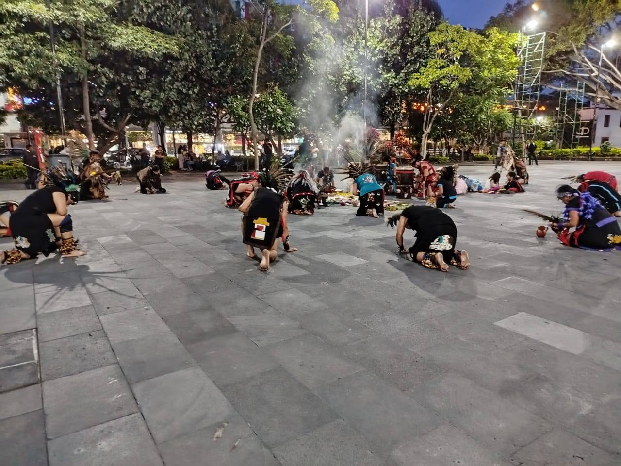 Un grupo de personas en medio de una plaza El contenido generado por IA puede ser incorrecto.