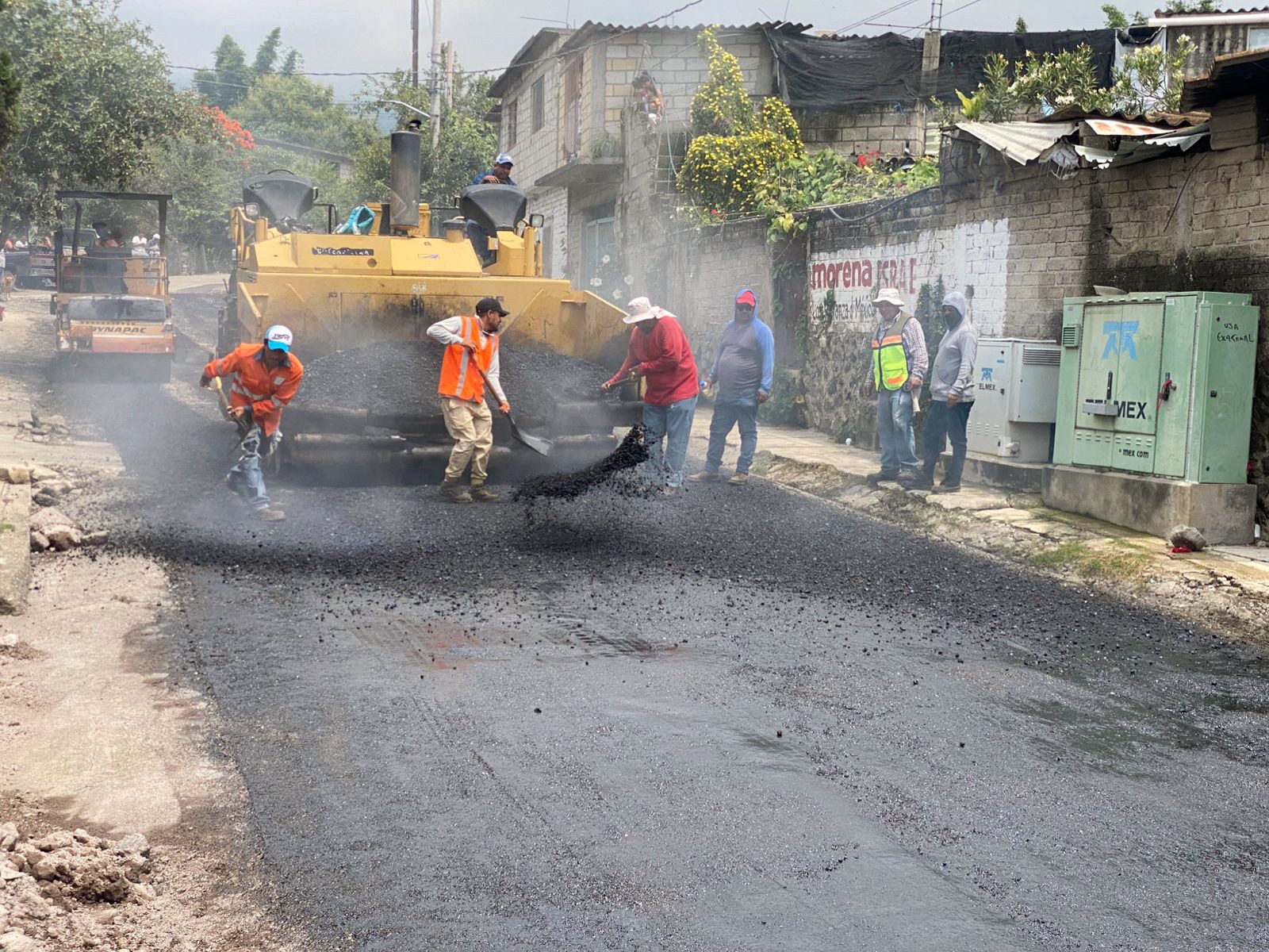 Un grupo de personas en una calle de tierra El contenido generado por IA puede ser incorrecto.