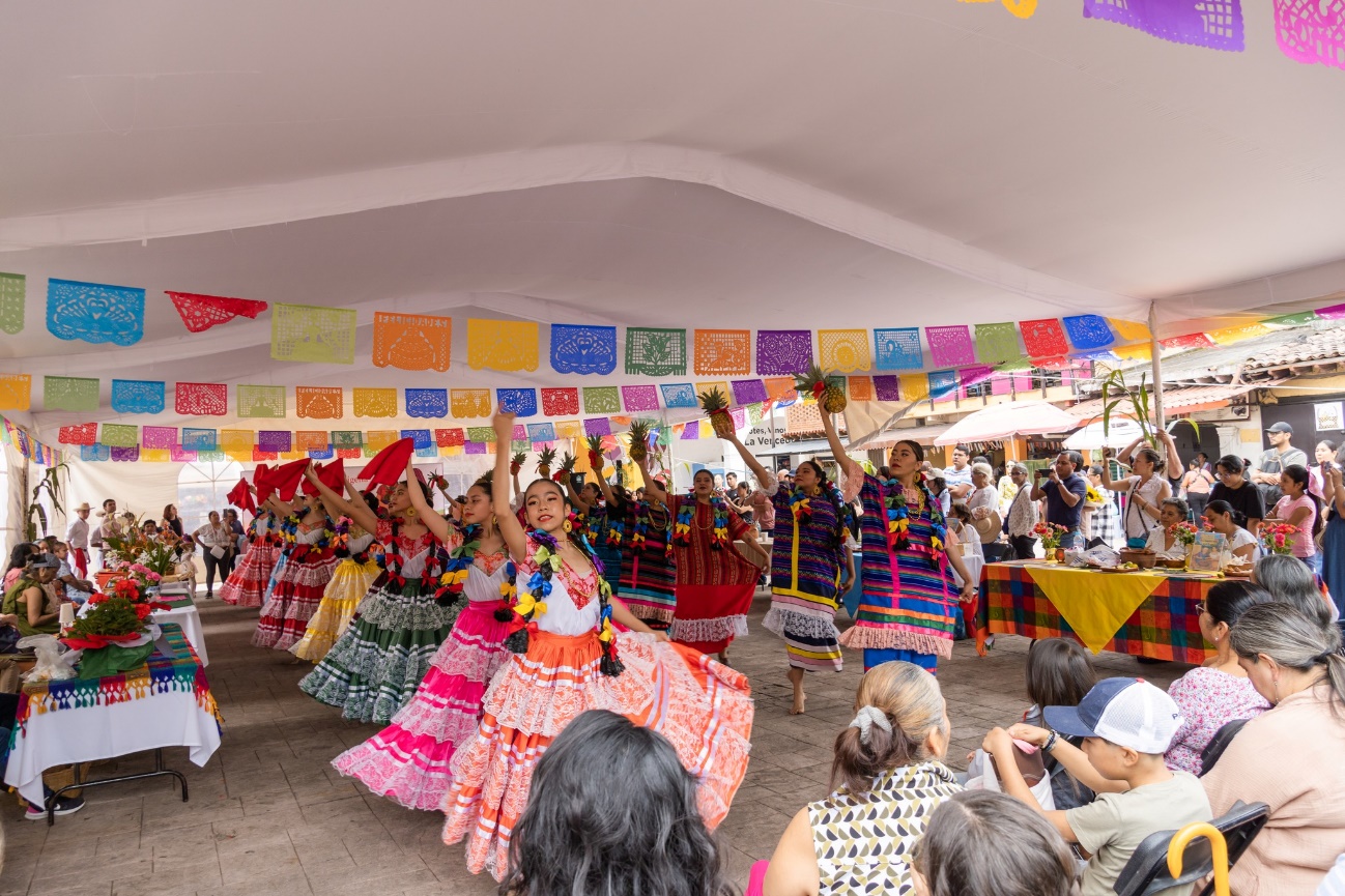 Un grupo de personas en una tienda El contenido generado por IA puede ser incorrecto.