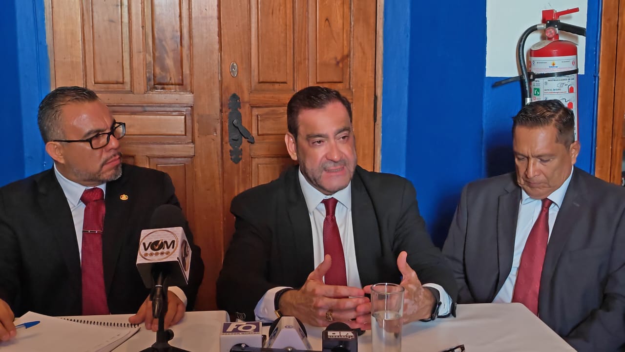 Un hombre en traje sentado en una mesa El contenido generado por IA puede ser incorrecto.