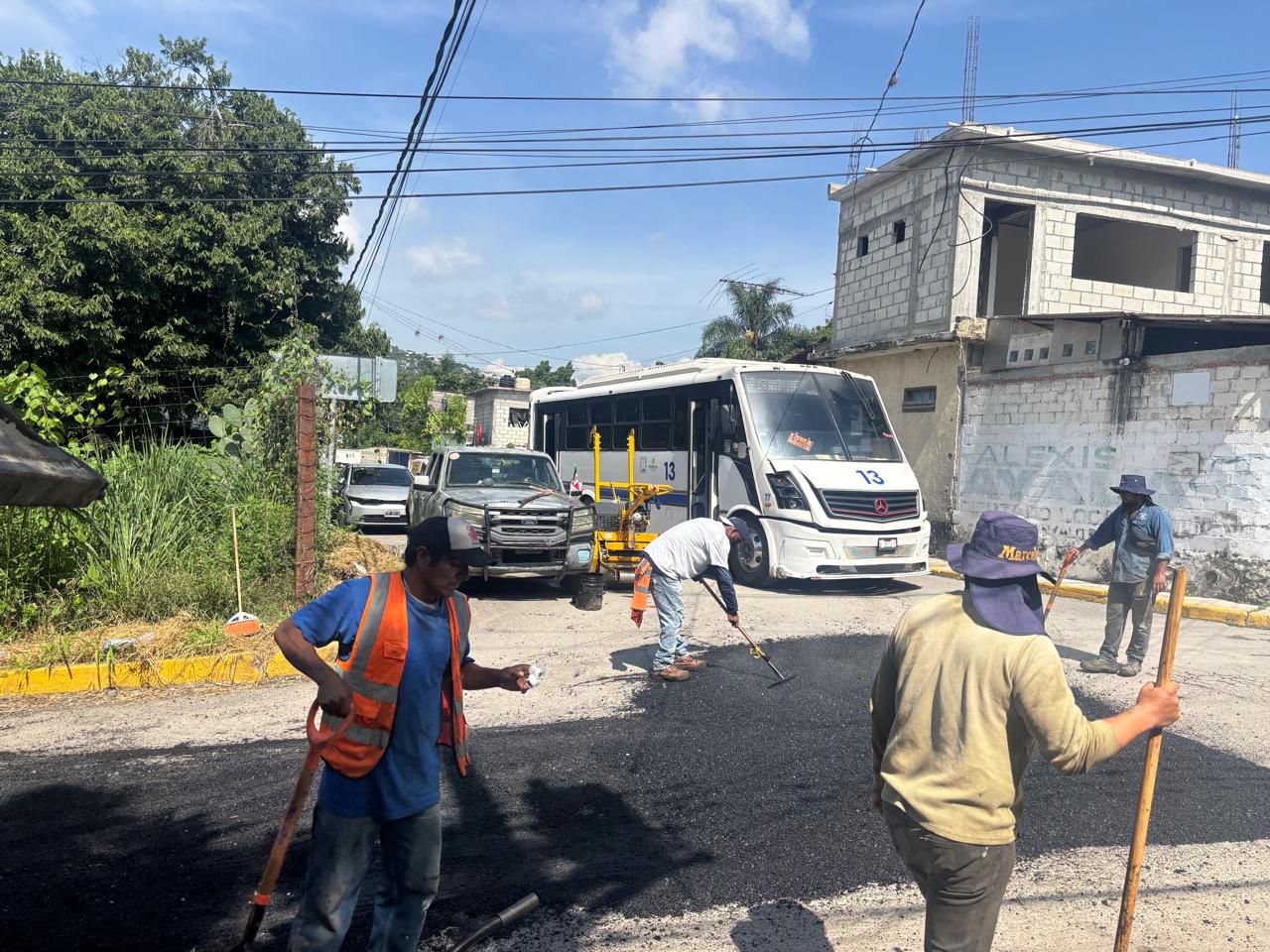 Un hombre parado en la calle El contenido generado por IA puede ser incorrecto.