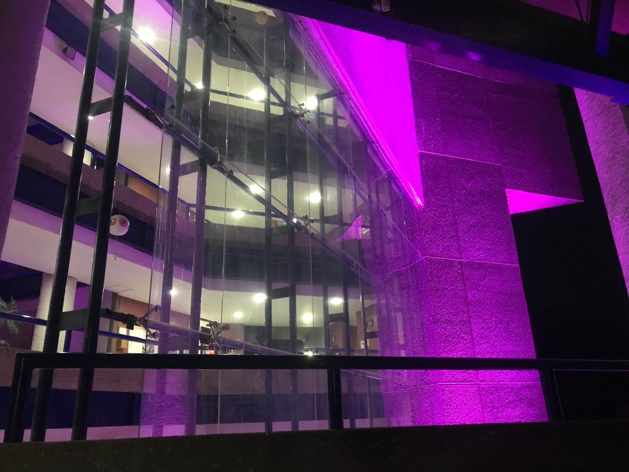 Edificio con letrero en la noche El contenido generado por IA puede ser incorrecto.