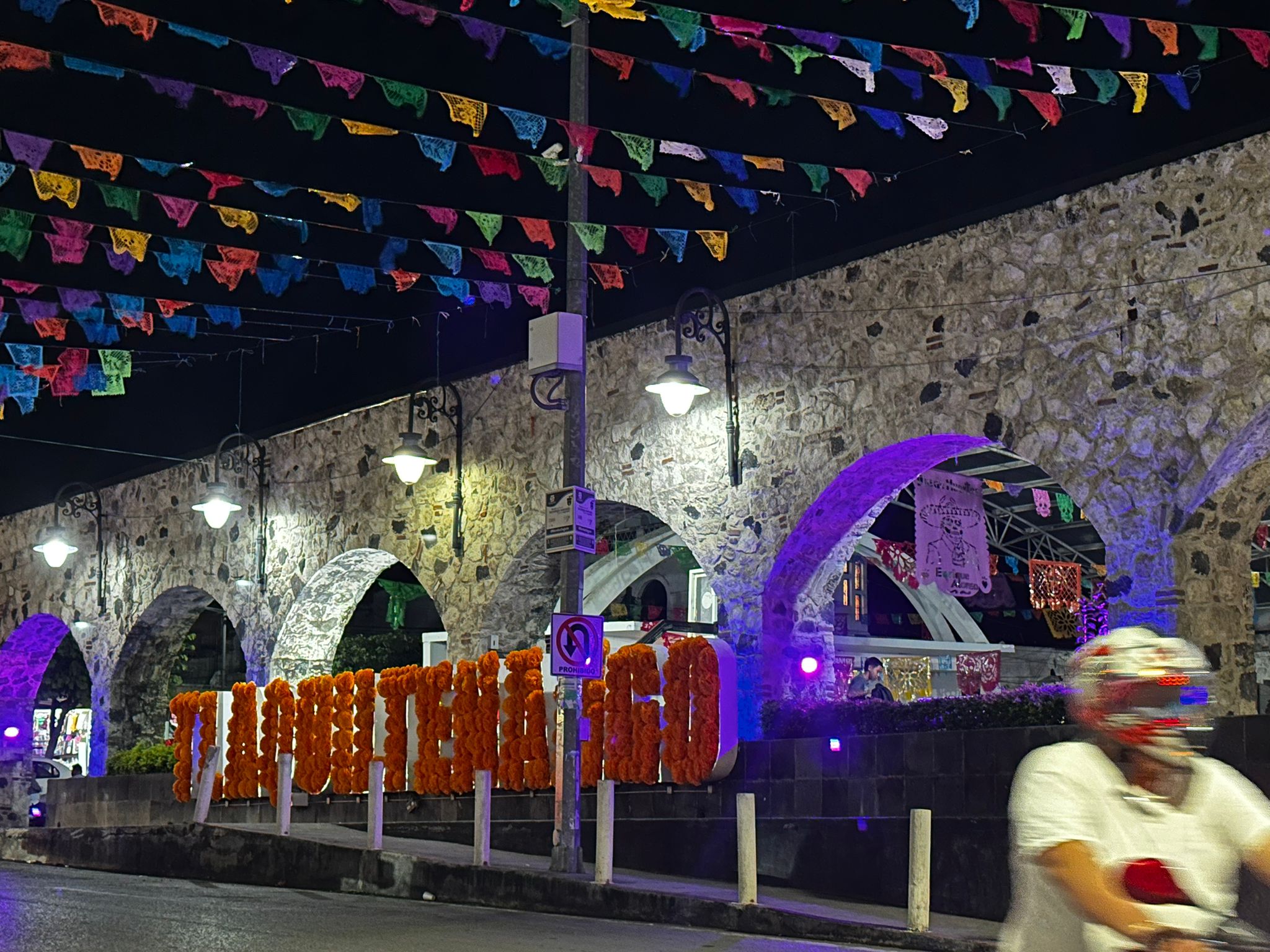 Imagen que contiene edificio, hombre, mujer, parado El contenido generado por IA puede ser incorrecto.