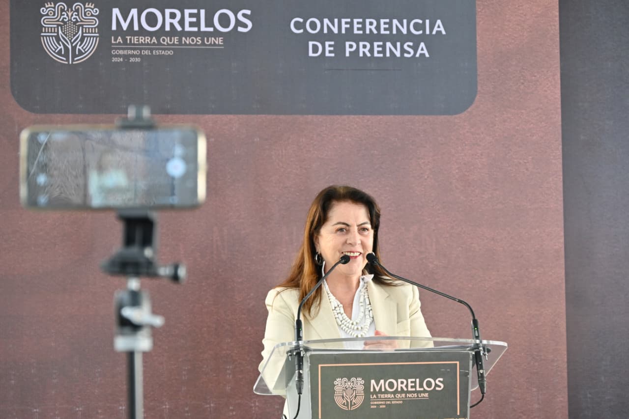 Imagen que contiene edificio, mujer, firmar, sostener El contenido generado por IA puede ser incorrecto.