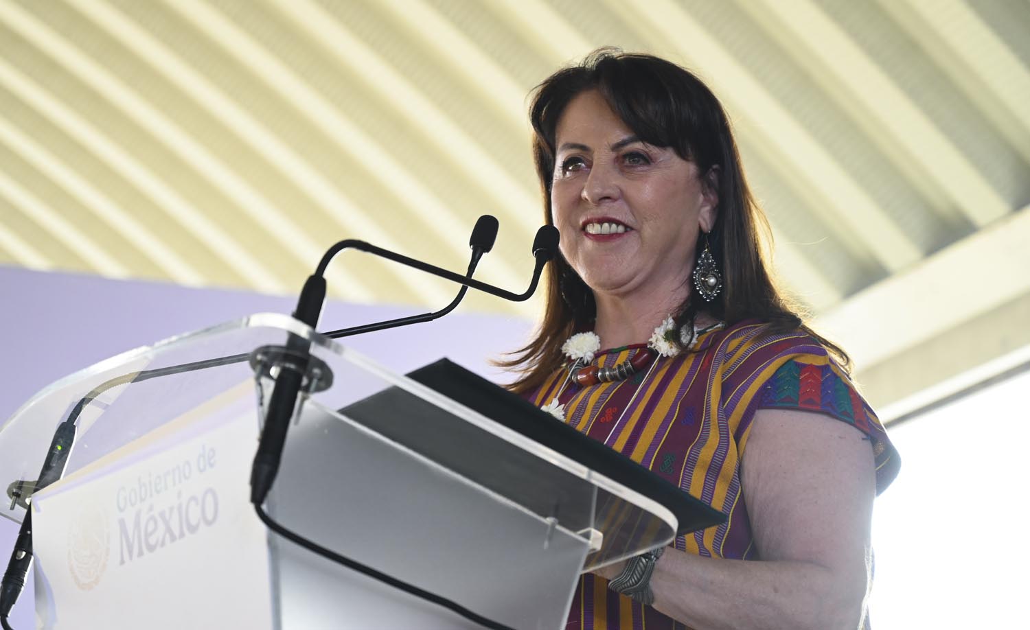 Mujer sentada en una silla El contenido generado por IA puede ser incorrecto.