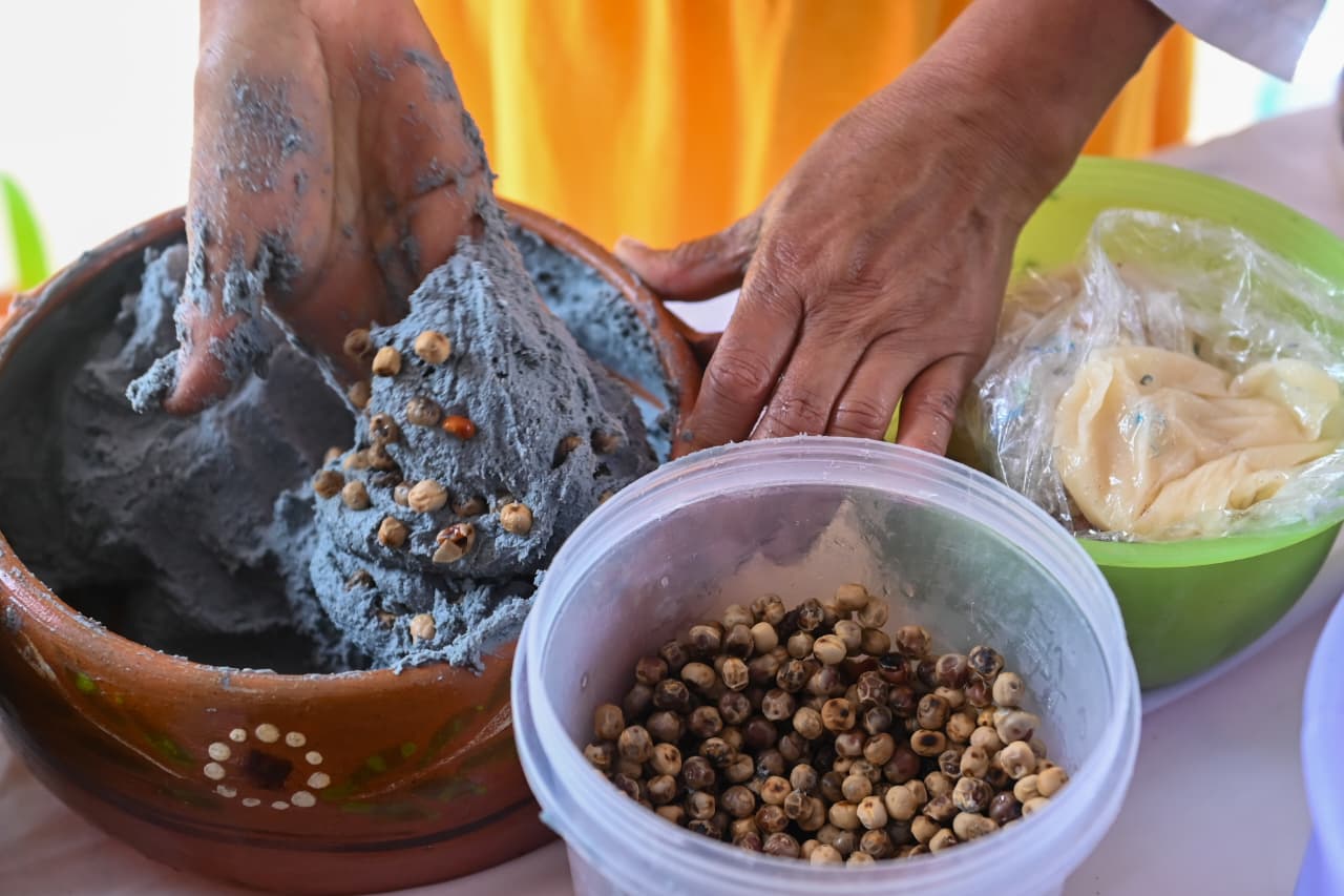 Tazón con comida sobre una mesa El contenido generado por IA puede ser incorrecto.