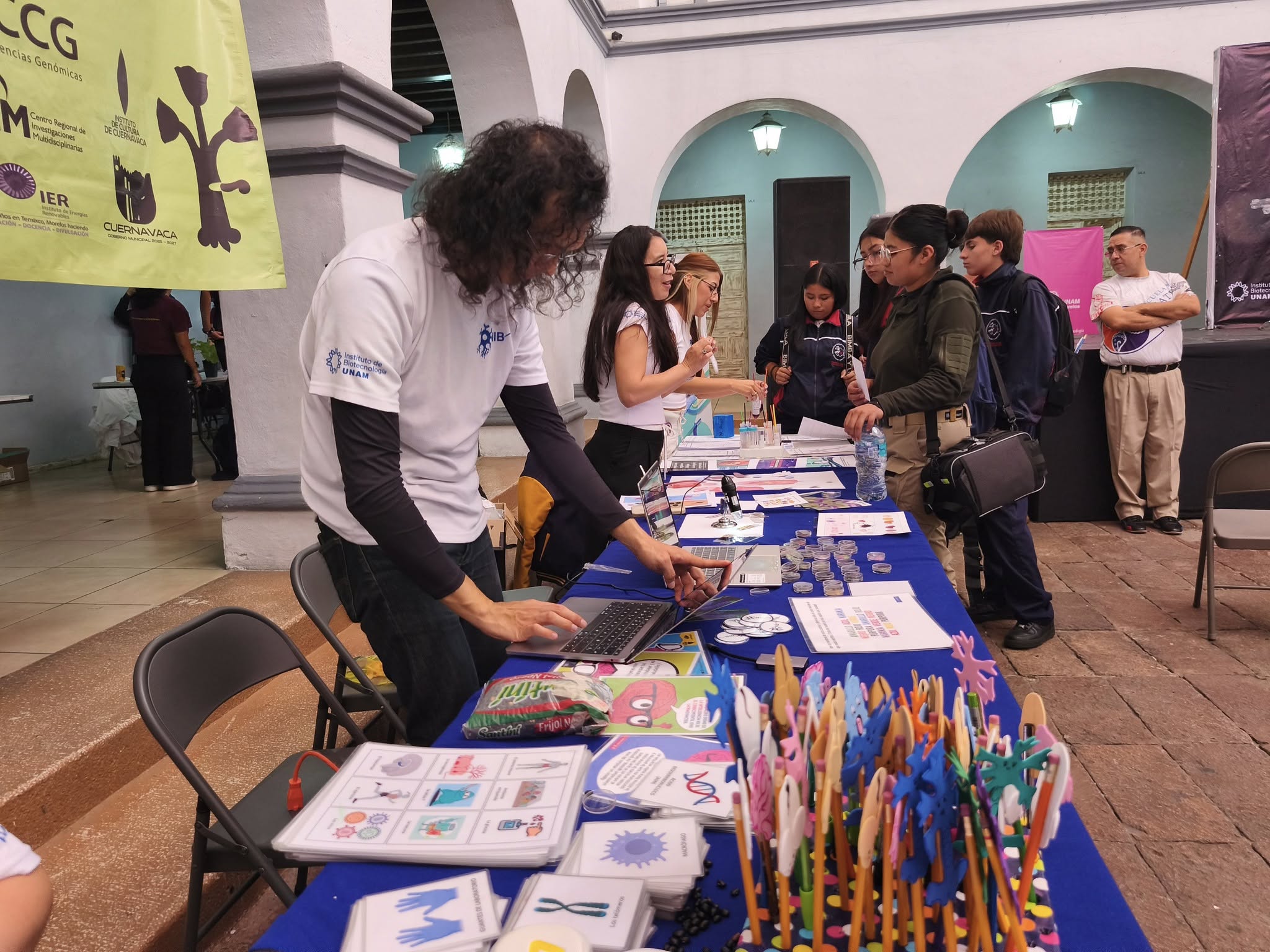 Un grupo de personas alrededor de una mesa El contenido generado por IA puede ser incorrecto.