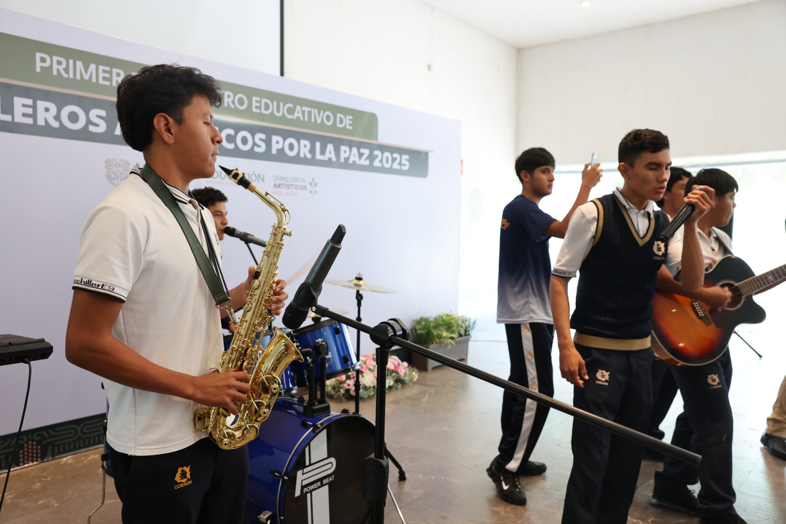 Un grupo de personas con instrumentos musicales El contenido generado por IA puede ser incorrecto.