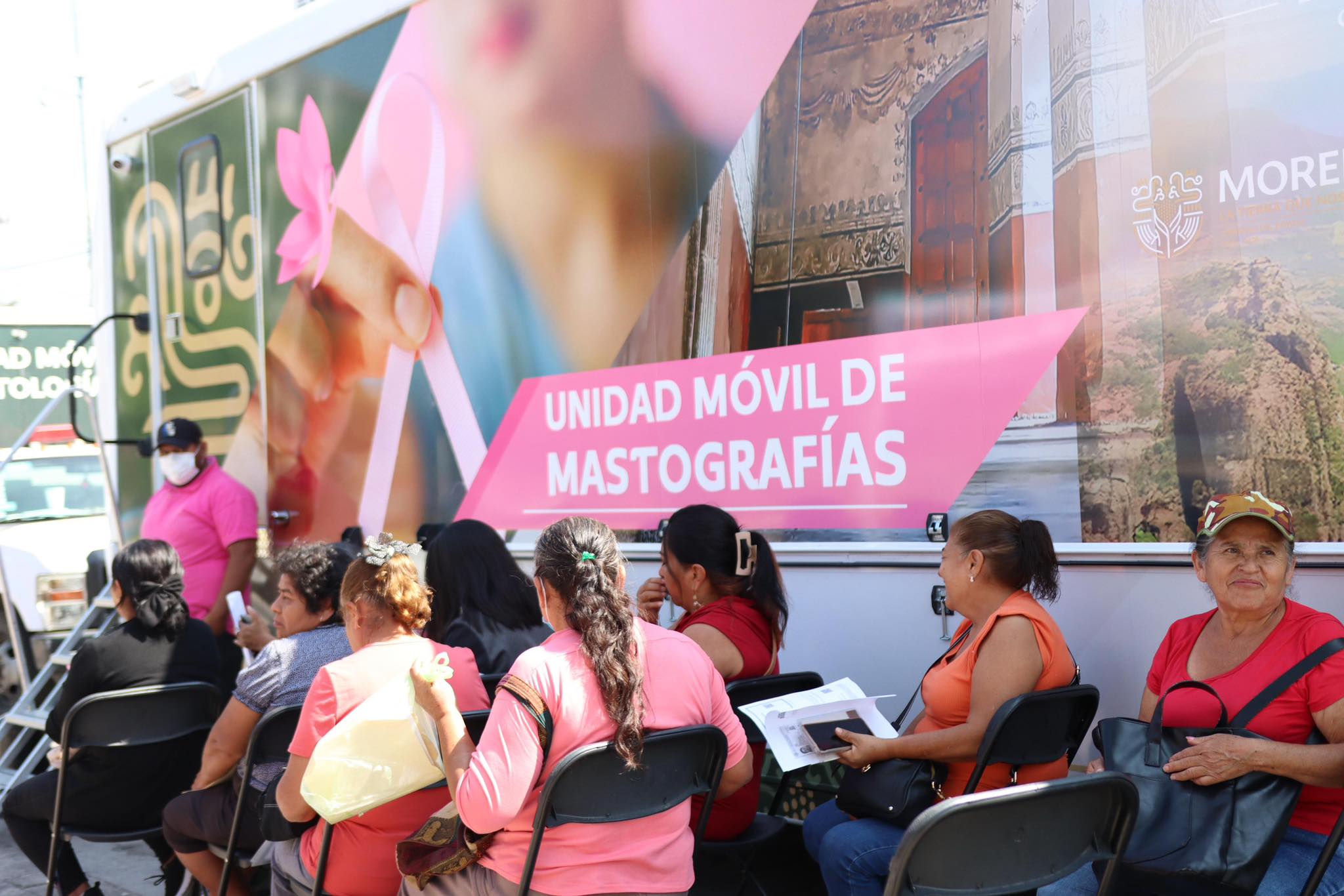 Un grupo de personas sentadas en la calle El contenido generado por IA puede ser incorrecto.