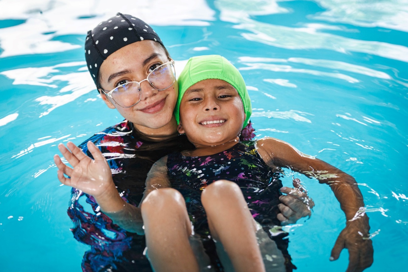 Un par de personas en una alberca El contenido generado por IA puede ser incorrecto.