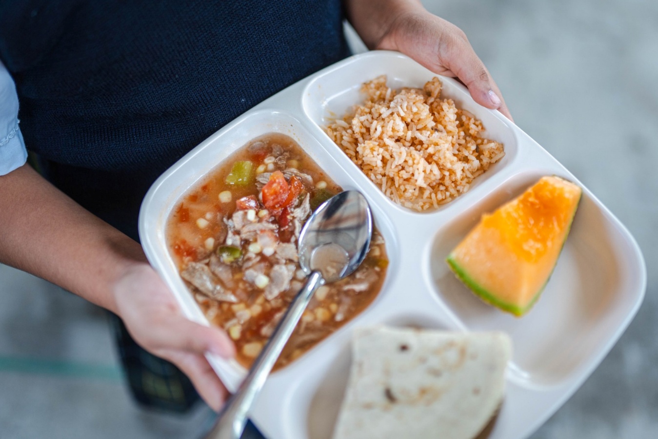 Un plato de comida con una cuchara en la mano El contenido generado por IA puede ser incorrecto.