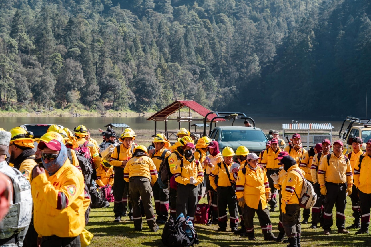 Grupo de personas en una montaña El contenido generado por IA puede ser incorrecto.