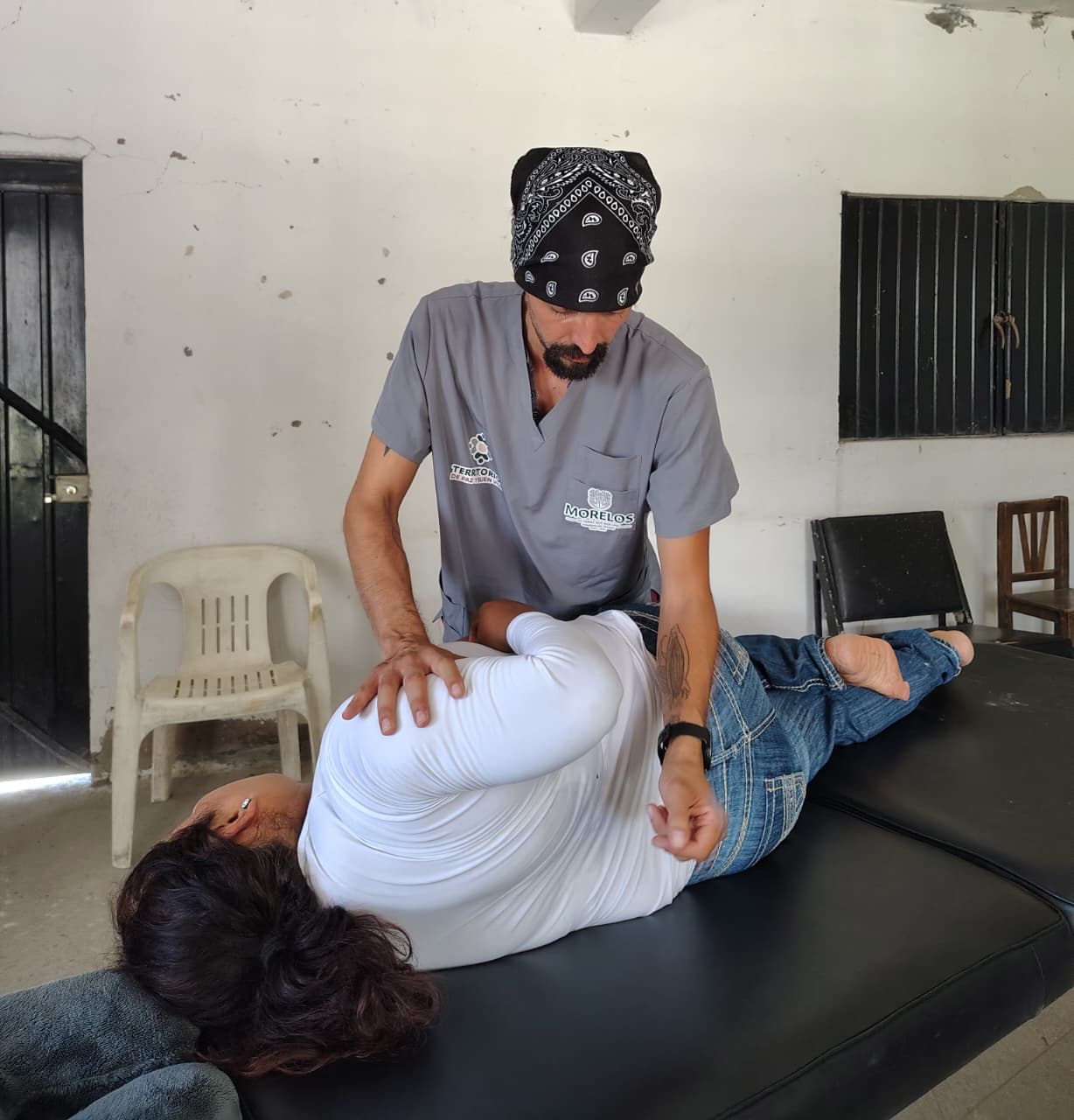 Hombre sentado en una silla El contenido generado por IA puede ser incorrecto.