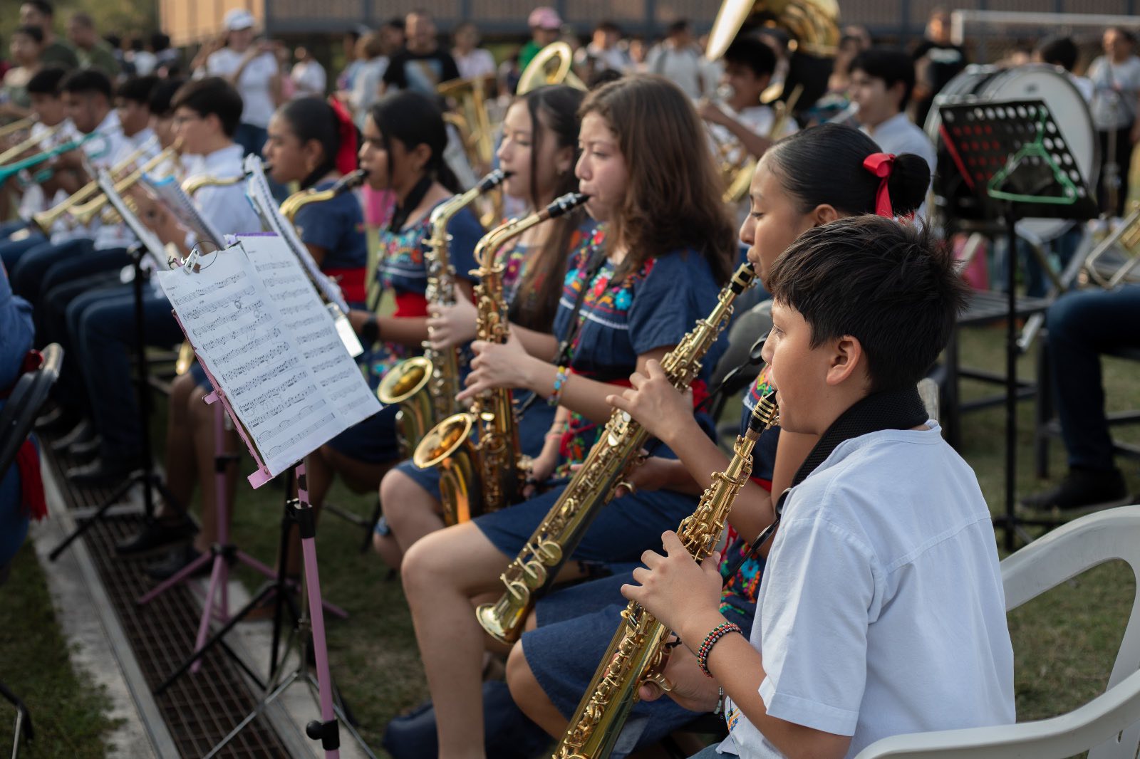 Imagen que contiene persona, hombre, sostener, gente El contenido generado por IA puede ser incorrecto.