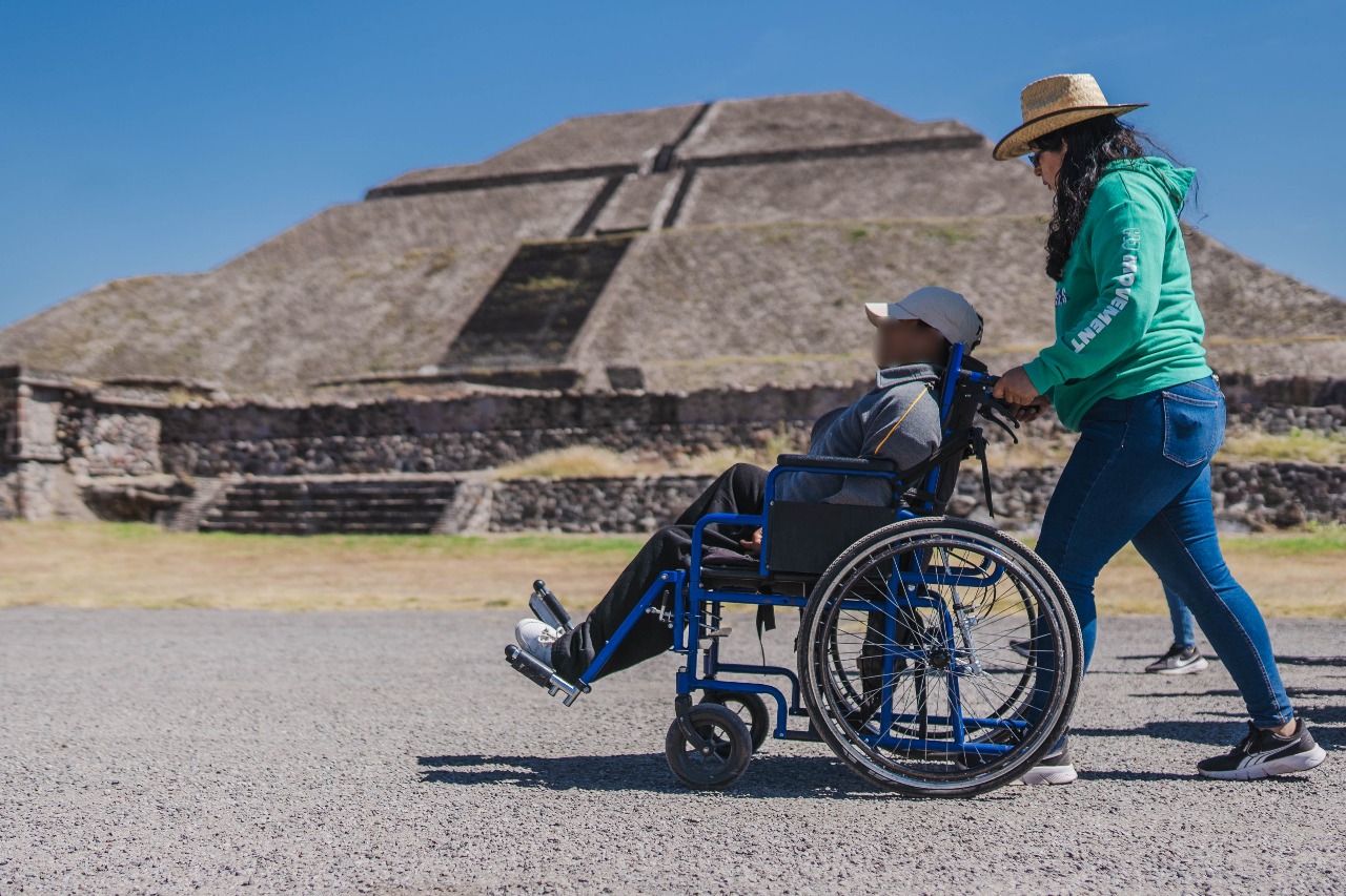 Persona de pie con bicicleta El contenido generado por IA puede ser incorrecto.