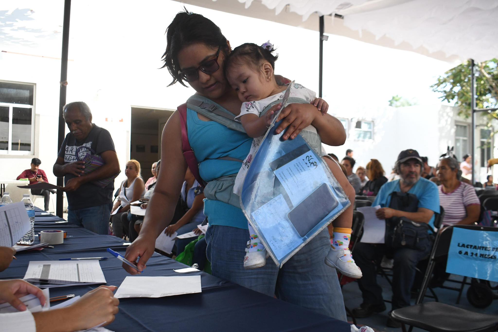 Personas sentadas en una mesa El contenido generado por IA puede ser incorrecto.