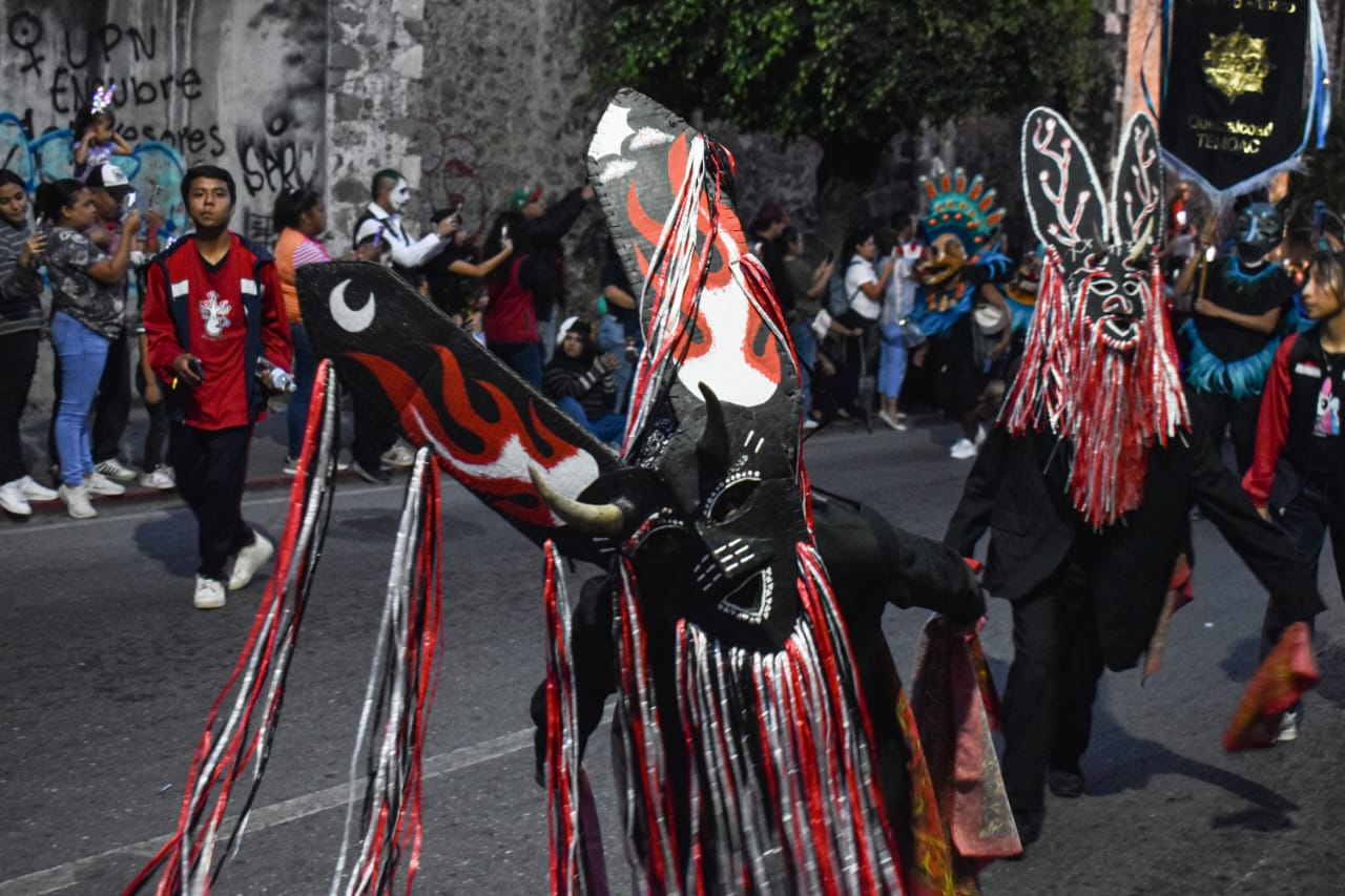 Un grupo de personas de pie en la calle El contenido generado por IA puede ser incorrecto.