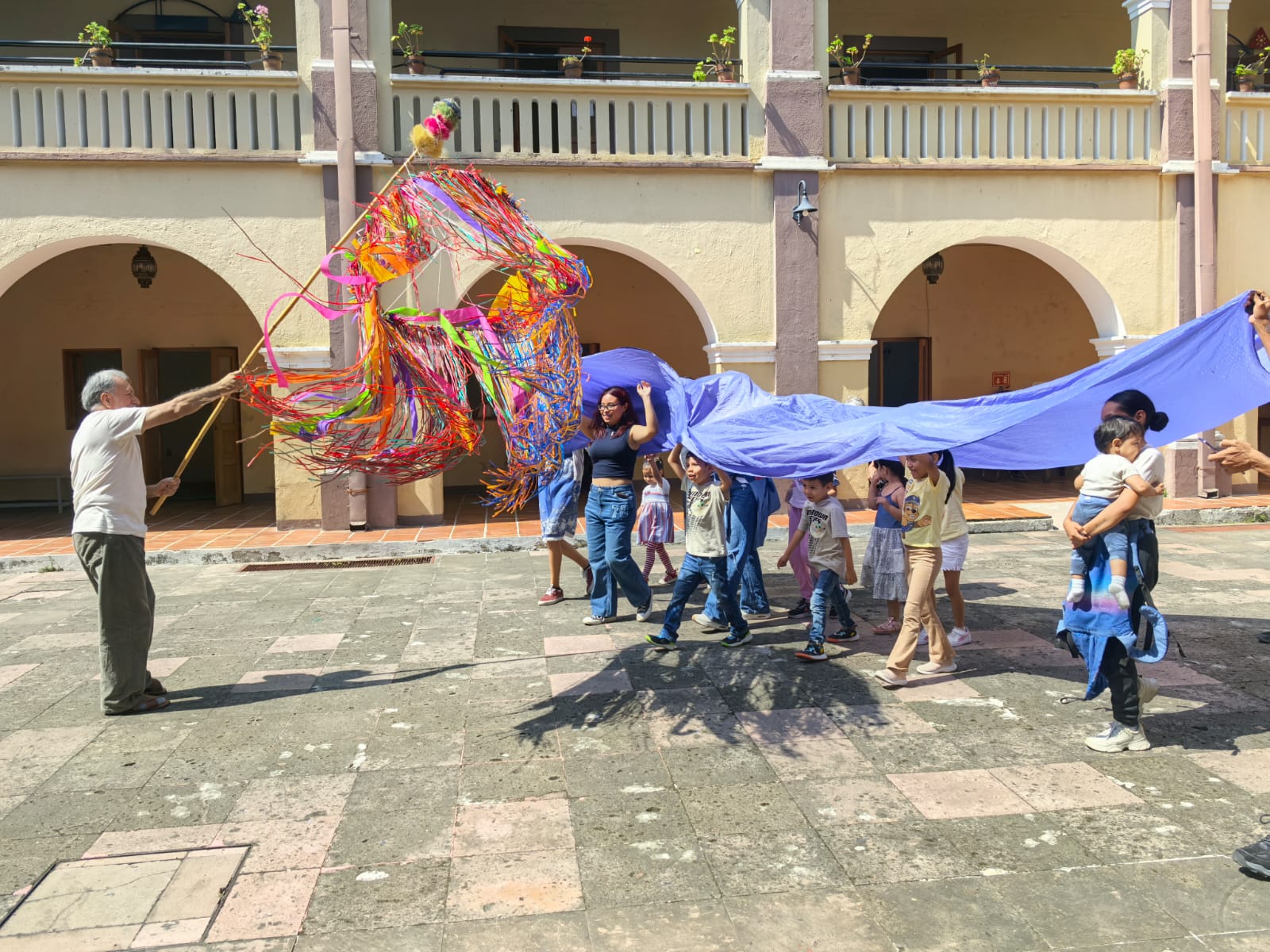 Un grupo de personas en una plaza El contenido generado por IA puede ser incorrecto.