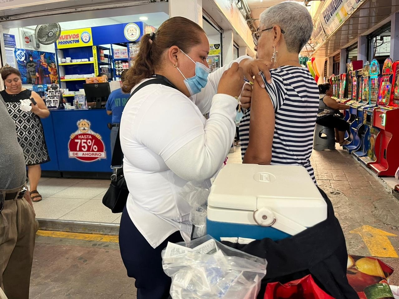 Un grupo de personas en una tienda de celulares El contenido generado por IA puede ser incorrecto.