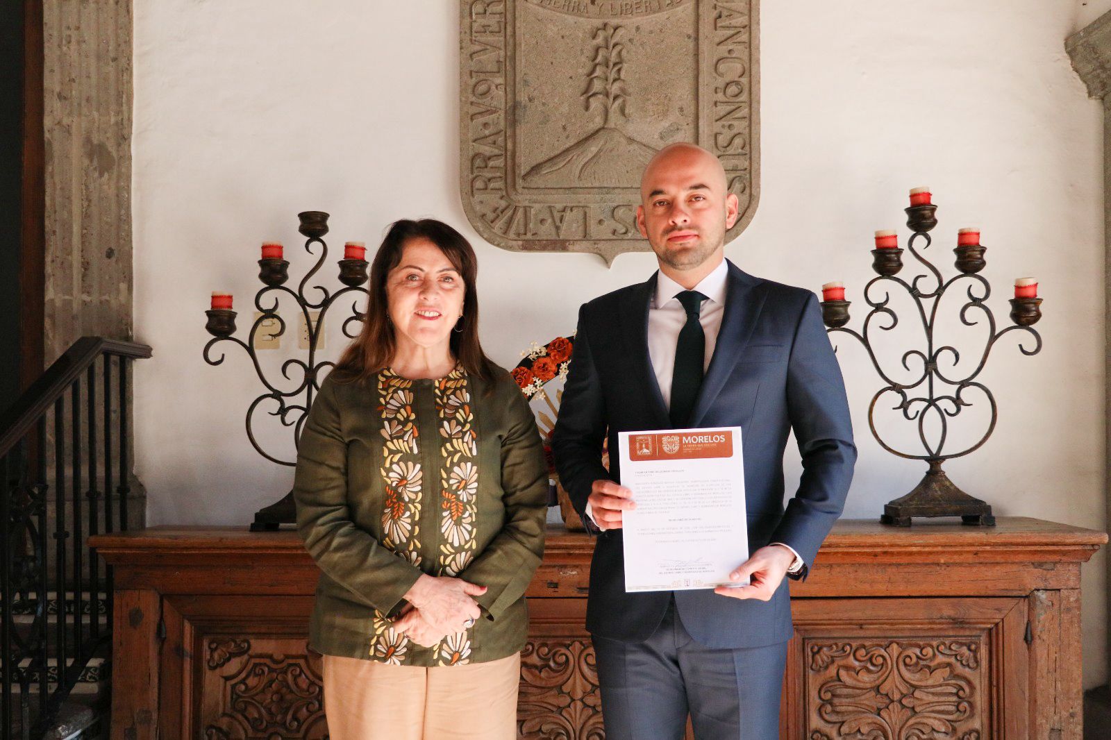 Una persona con un traje de color negro sobre una superficie de madera El contenido generado por IA puede ser incorrecto.