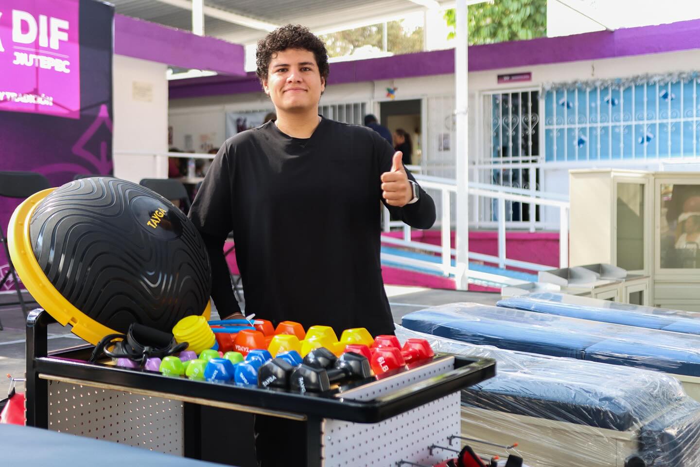 Imagen que contiene persona, edificio, interior, hombre El contenido generado por IA puede ser incorrecto.