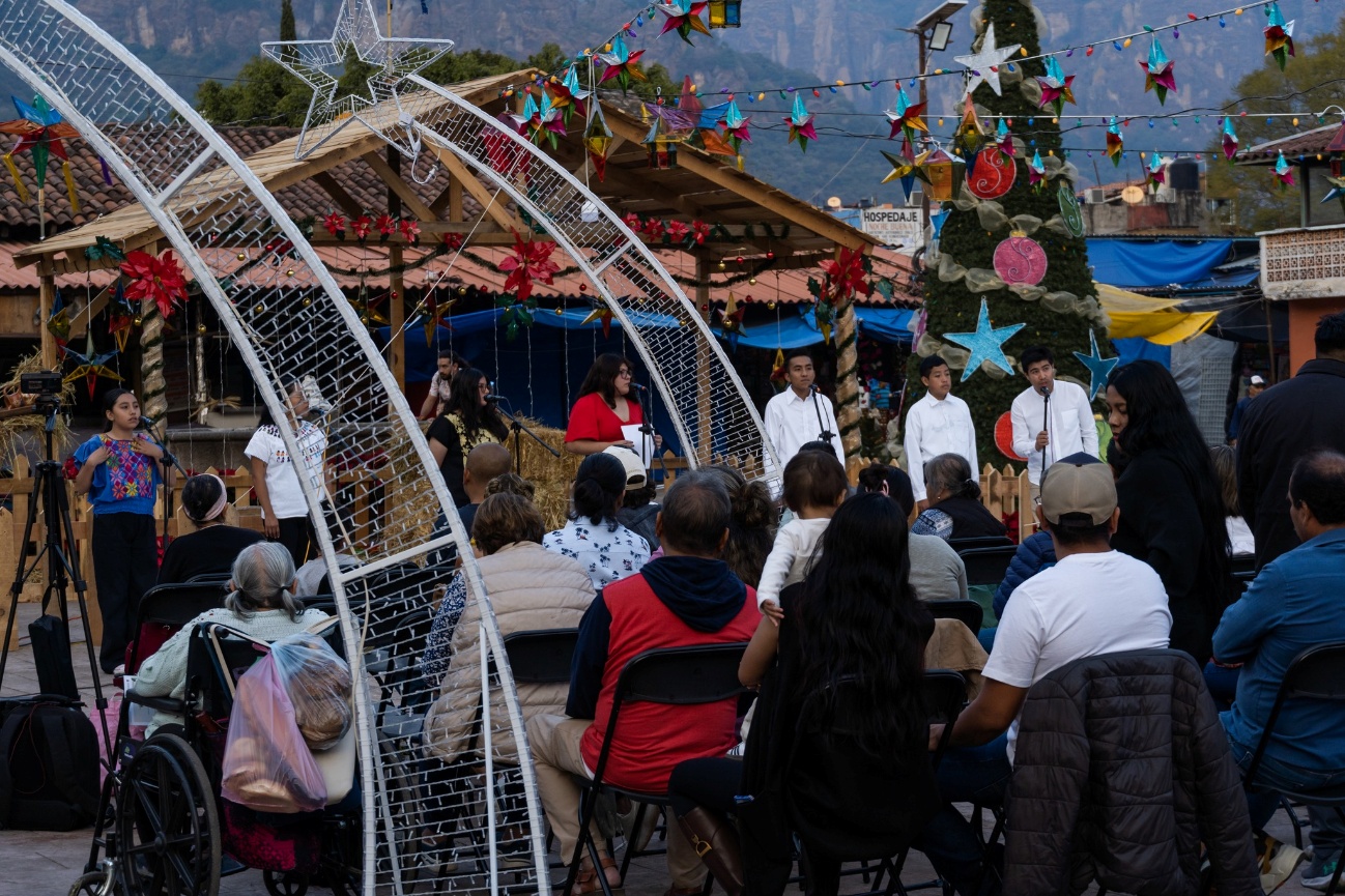 Puede ser una imagen de una o varias personas y multitud