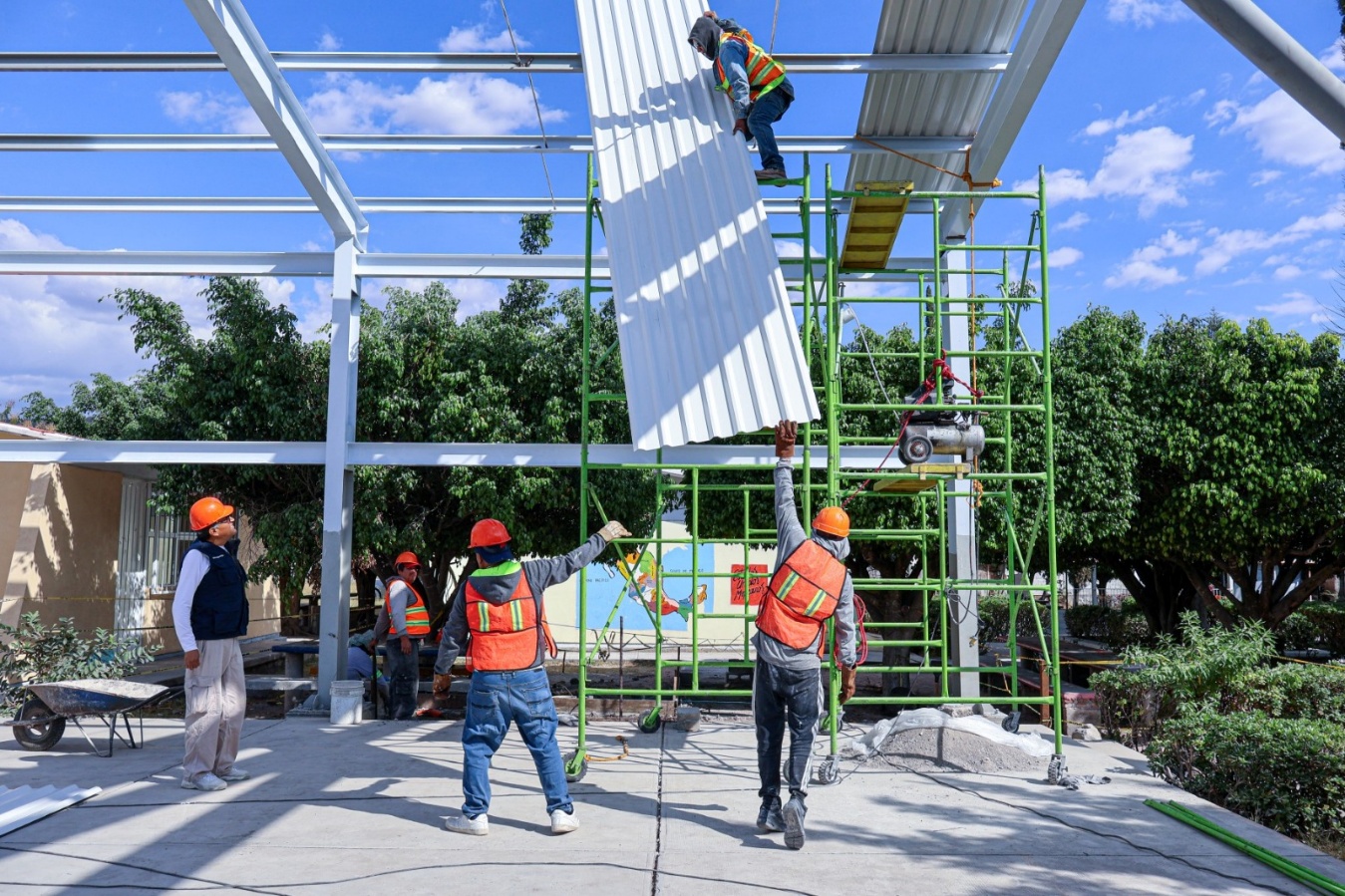 Un grupo de personas en una plaza El contenido generado por IA puede ser incorrecto.