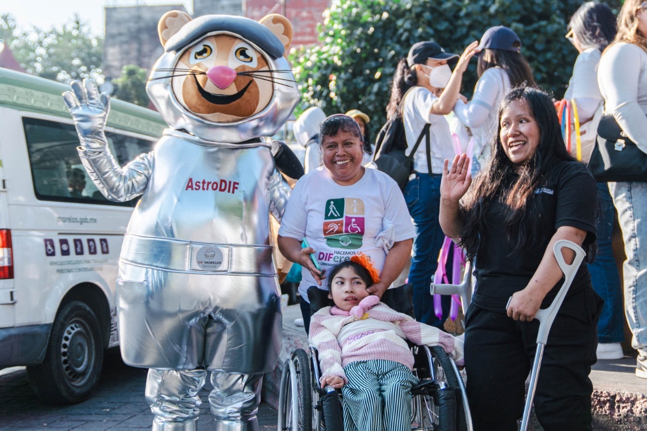 Un grupo de personas posando delante de una camioneta El contenido generado por IA puede ser incorrecto.