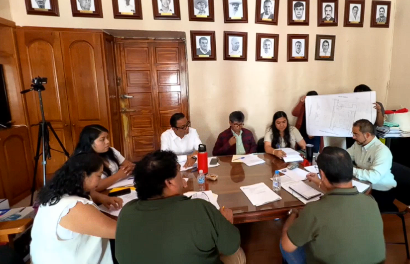 Un grupo de personas sentadas alrededor de una mesa El contenido generado por IA puede ser incorrecto.