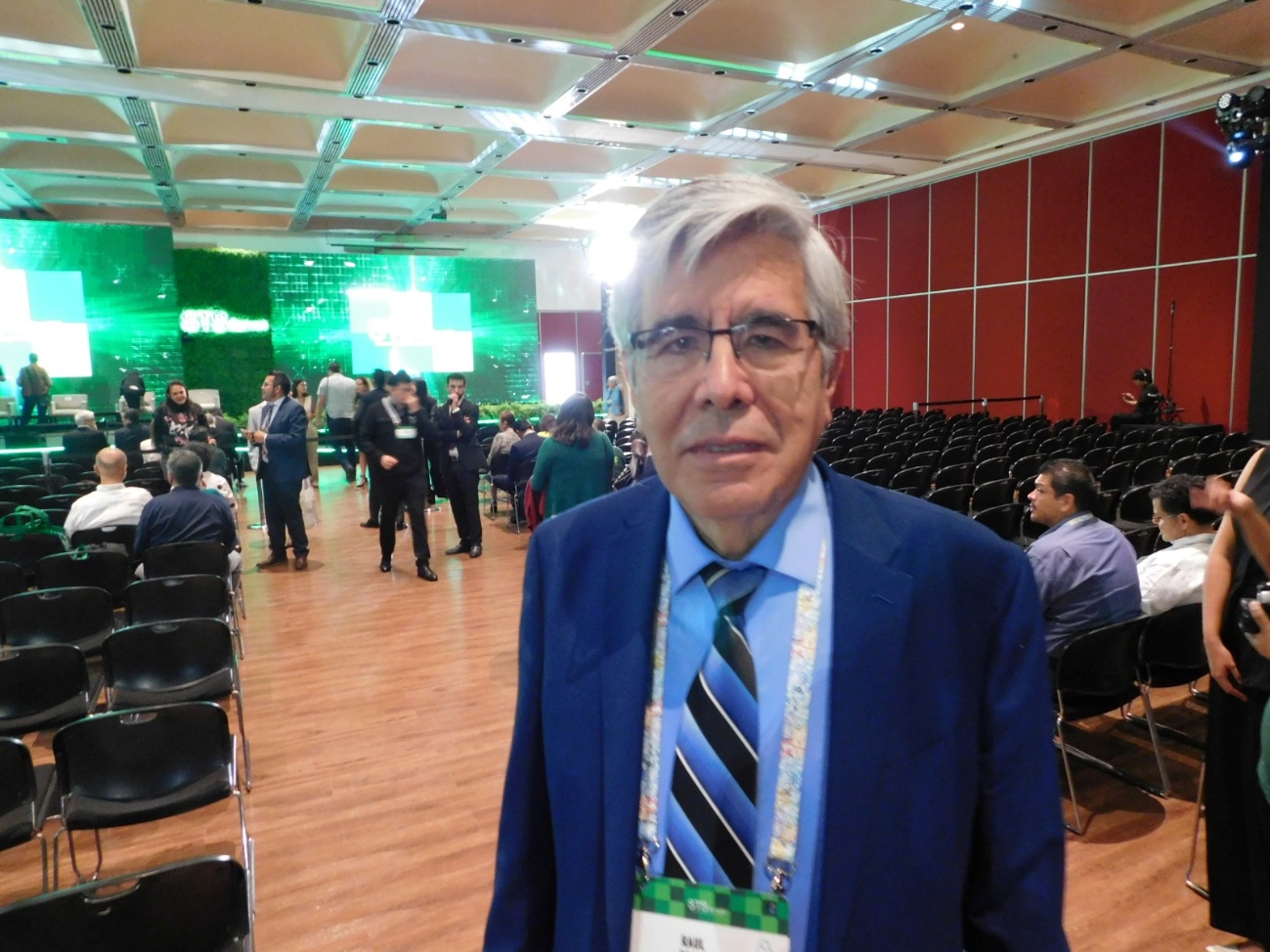 Un hombre con traje y corbata El contenido generado por IA puede ser incorrecto.