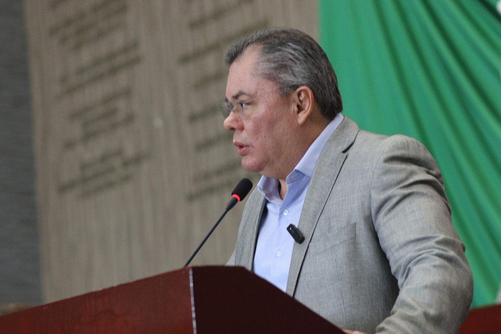 Un hombre con un micrófono en la mano El contenido generado por IA puede ser incorrecto.