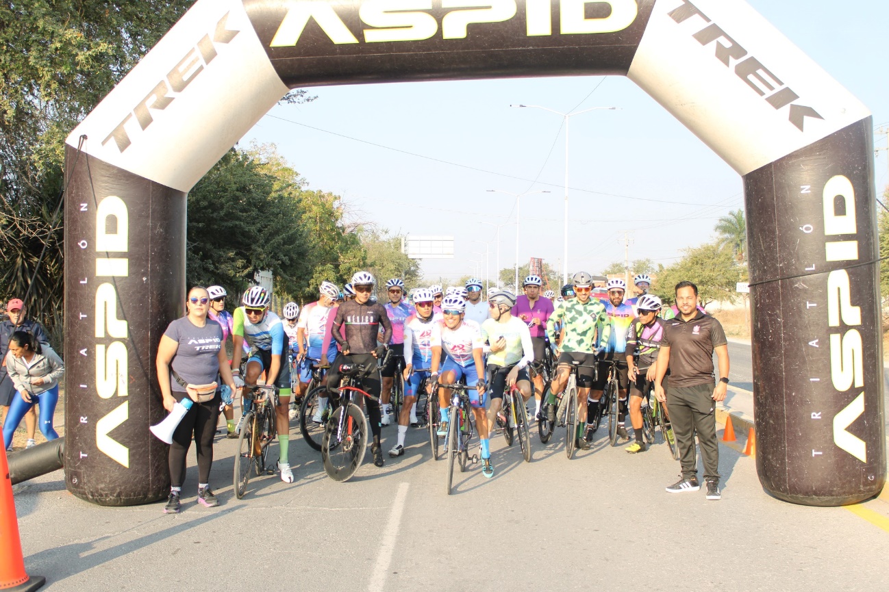 Imagen que contiene exterior, camino, persona, gente El contenido generado por IA puede ser incorrecto.